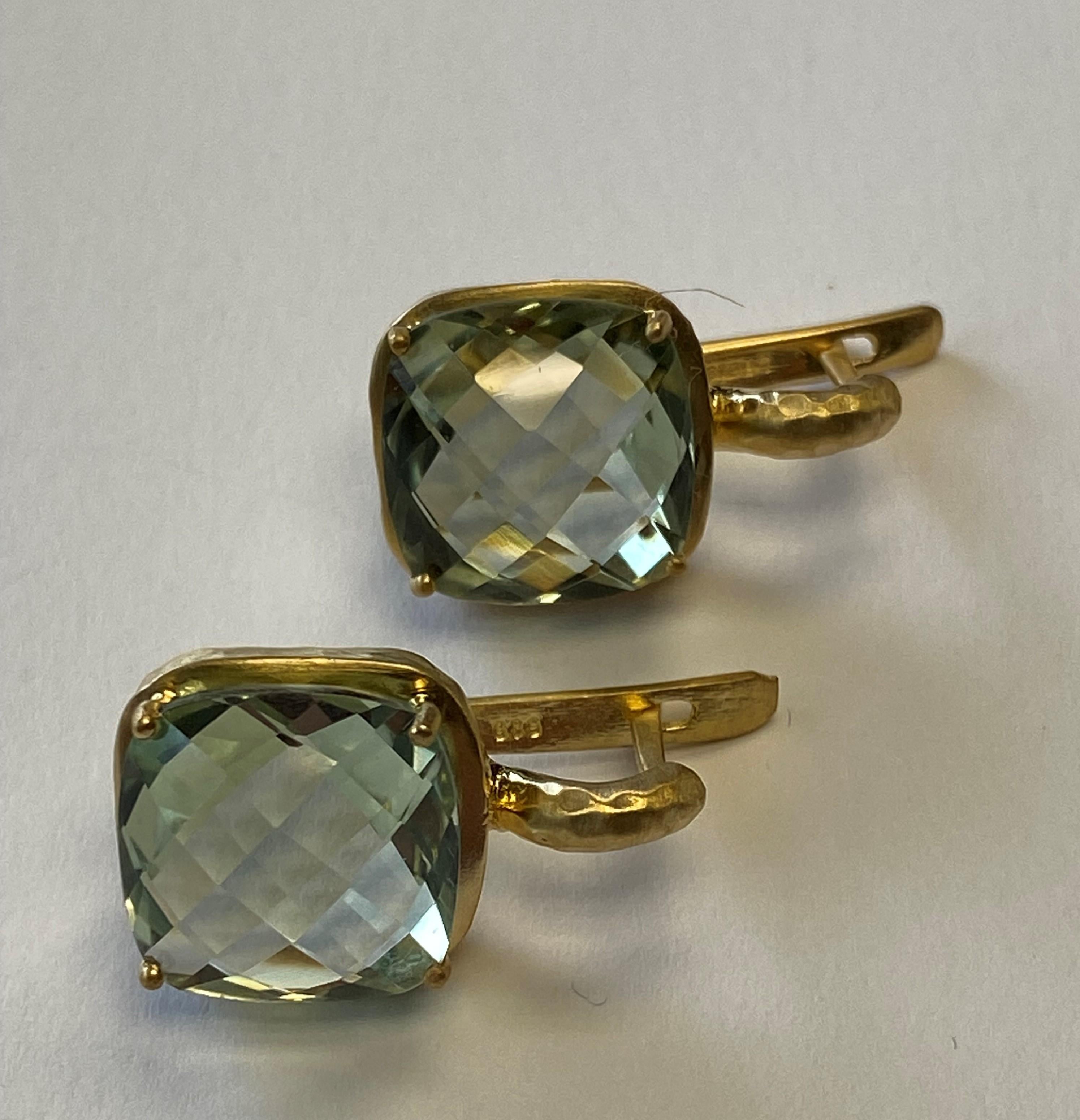 Boucles d'oreilles pendantes en or jaune 14 carats mat et martelé, centrées sur une pierre semi-précieuse Améthyste verte taille coussin de 10 mm et de 7,0 carats. 
