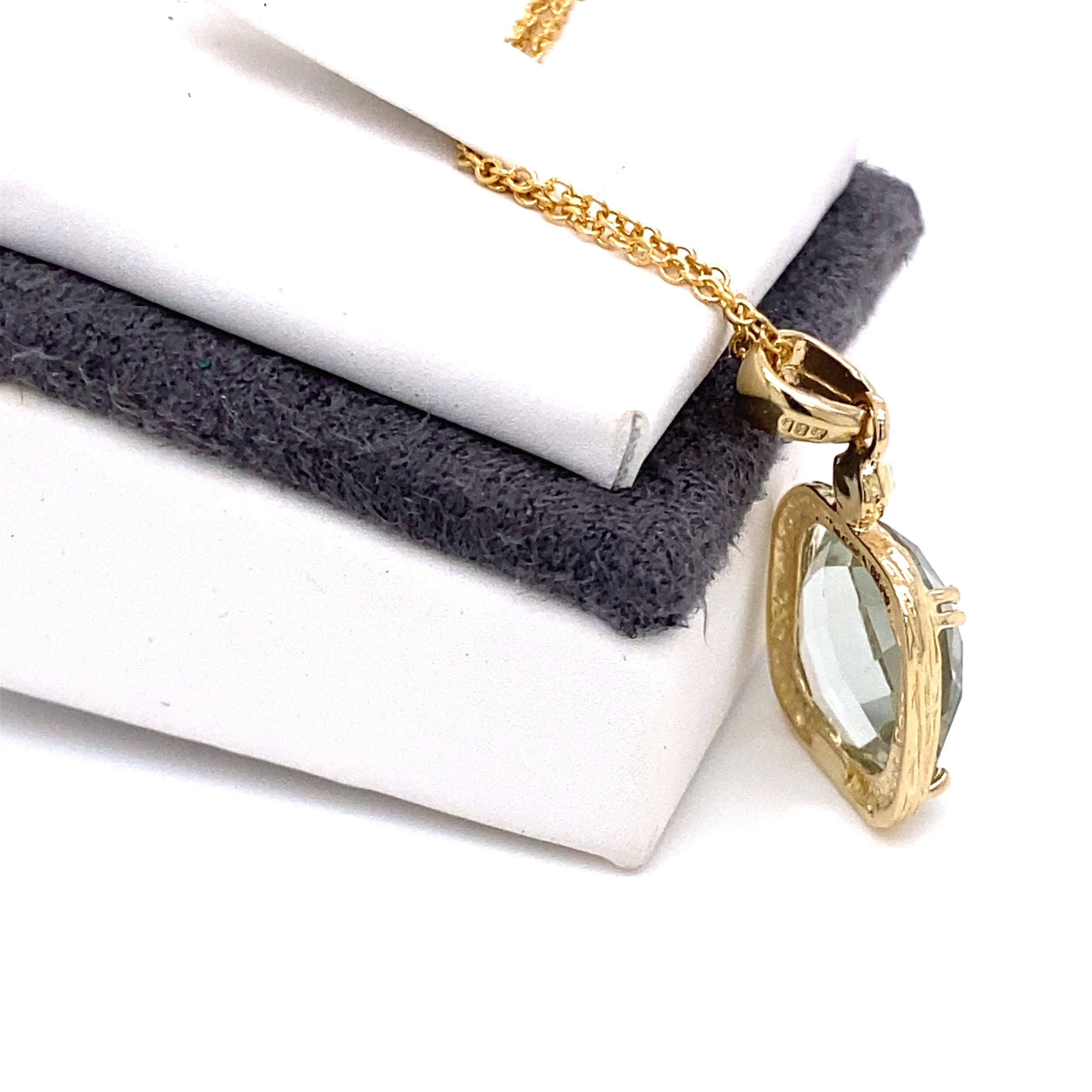 Ciondolo in oro giallo 14 carati lavorato a mano con finitura lucida e strutturata a scacchiera da 10 mm con ametista verde tagliata a cuscino e pietra semipreziosa, con 0,02 carati di diamante incastonato, che scorre su una catena Rolo da 16