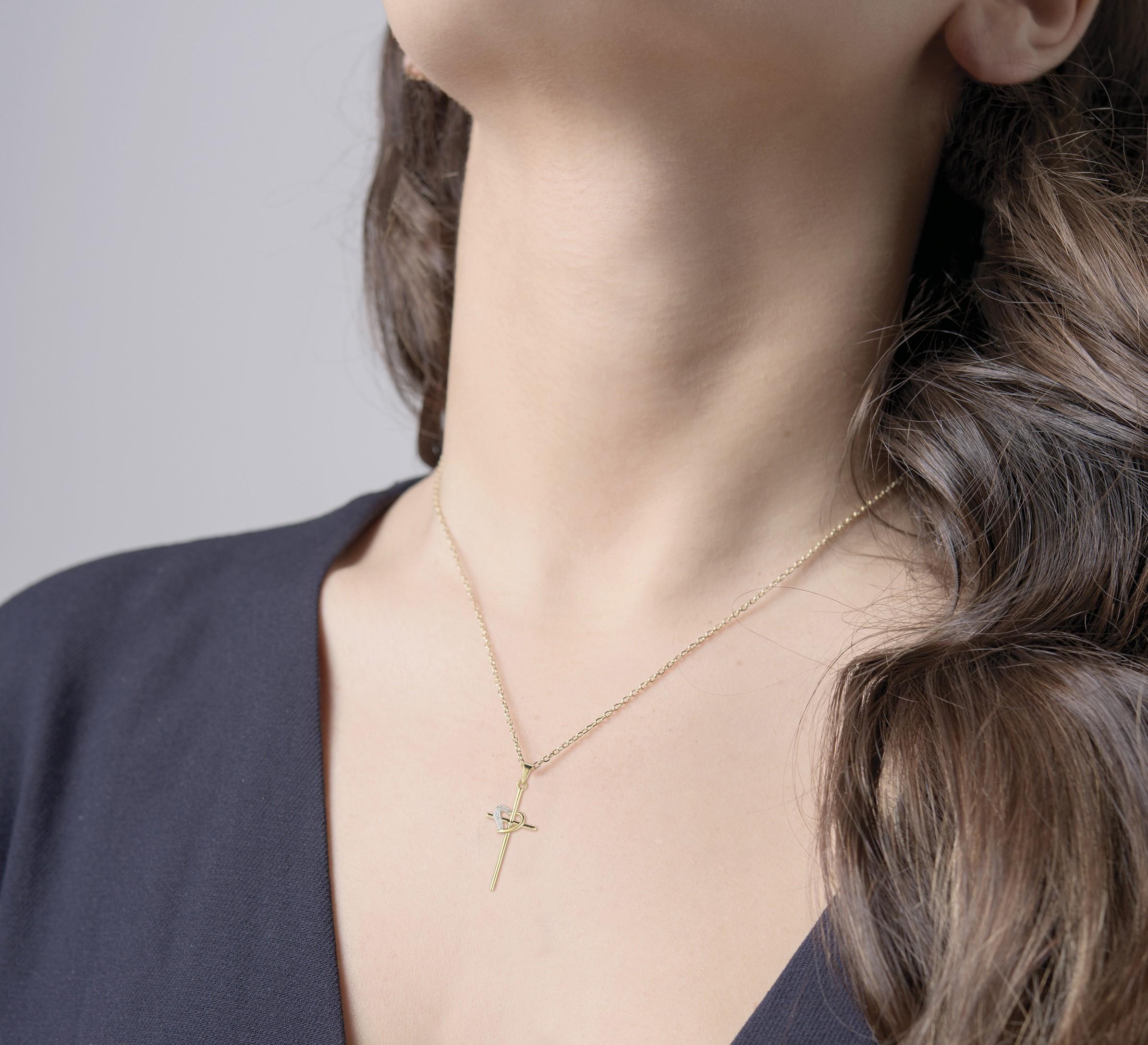 Ciondolo con cuore e croce in oro giallo 14K realizzato a mano In condizioni Nuovo in vendita a Great Neck, NY
