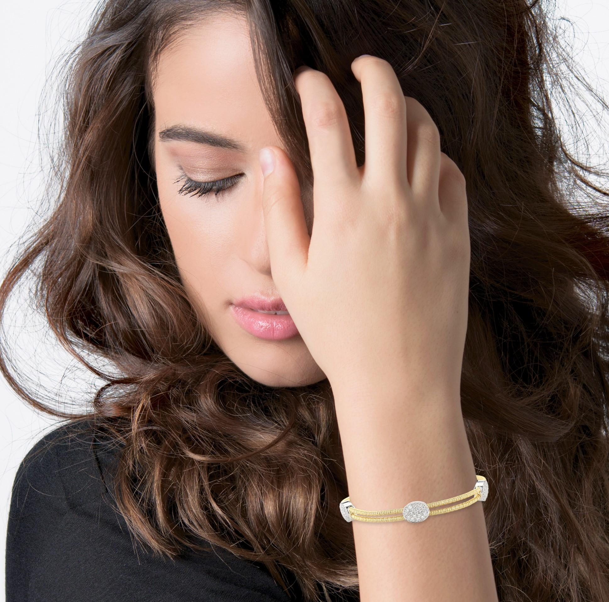 Hand-Crafted 14K Yellow Gold Mesh Bracelet with Diamond Oval Stations In New Condition For Sale In Great Neck, NY