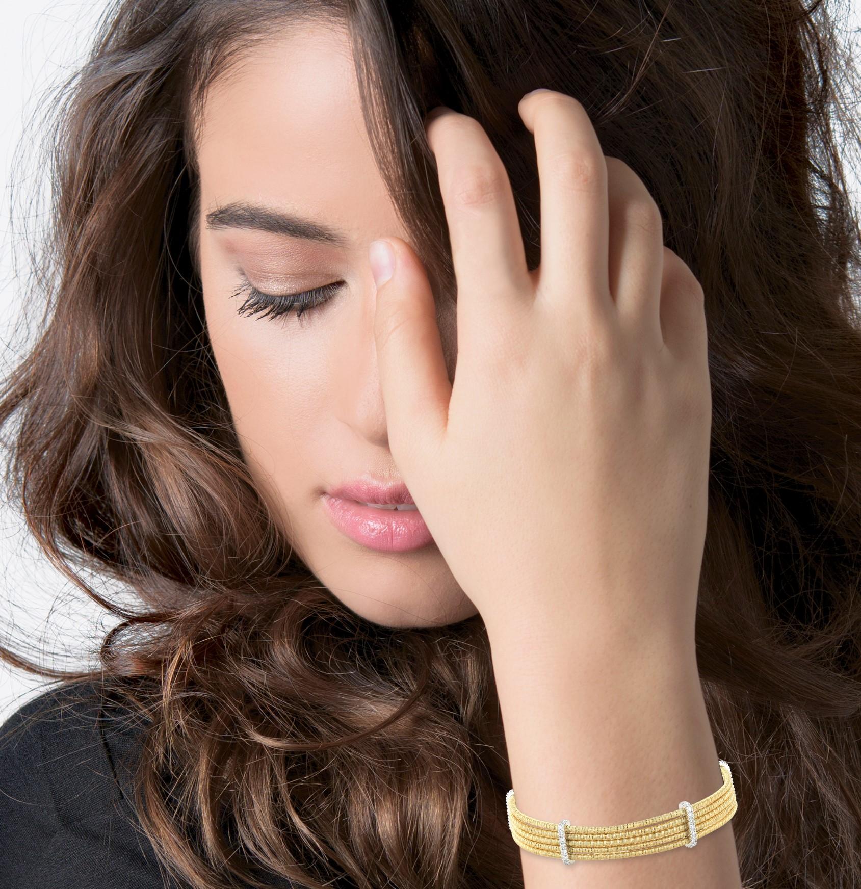 Handgefertigtes mehrreihiges Mesh-Armband aus 14 Karat Gelbgold mit Diamantenbändern im Zustand „Neu“ im Angebot in Great Neck, NY