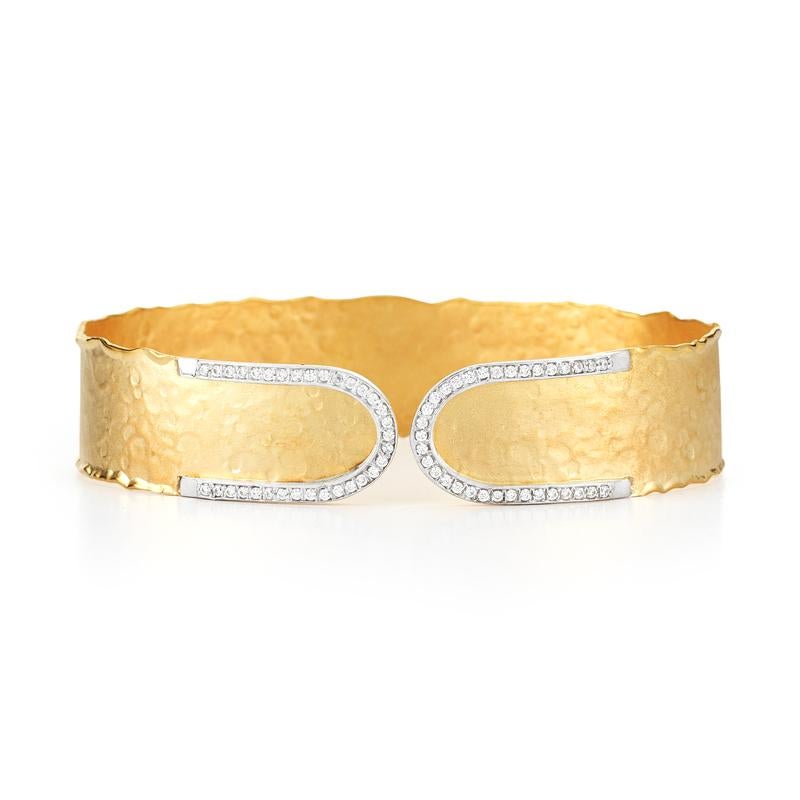 14 Karat Gelbgold Hand-Crafted Matte und Hammer-Finish Scallop-Edged Narrow Open Cuff Bracelet, akzentuiert mit 0,40 Karat Pave Set Diamond U-förmigen Endkappen.
