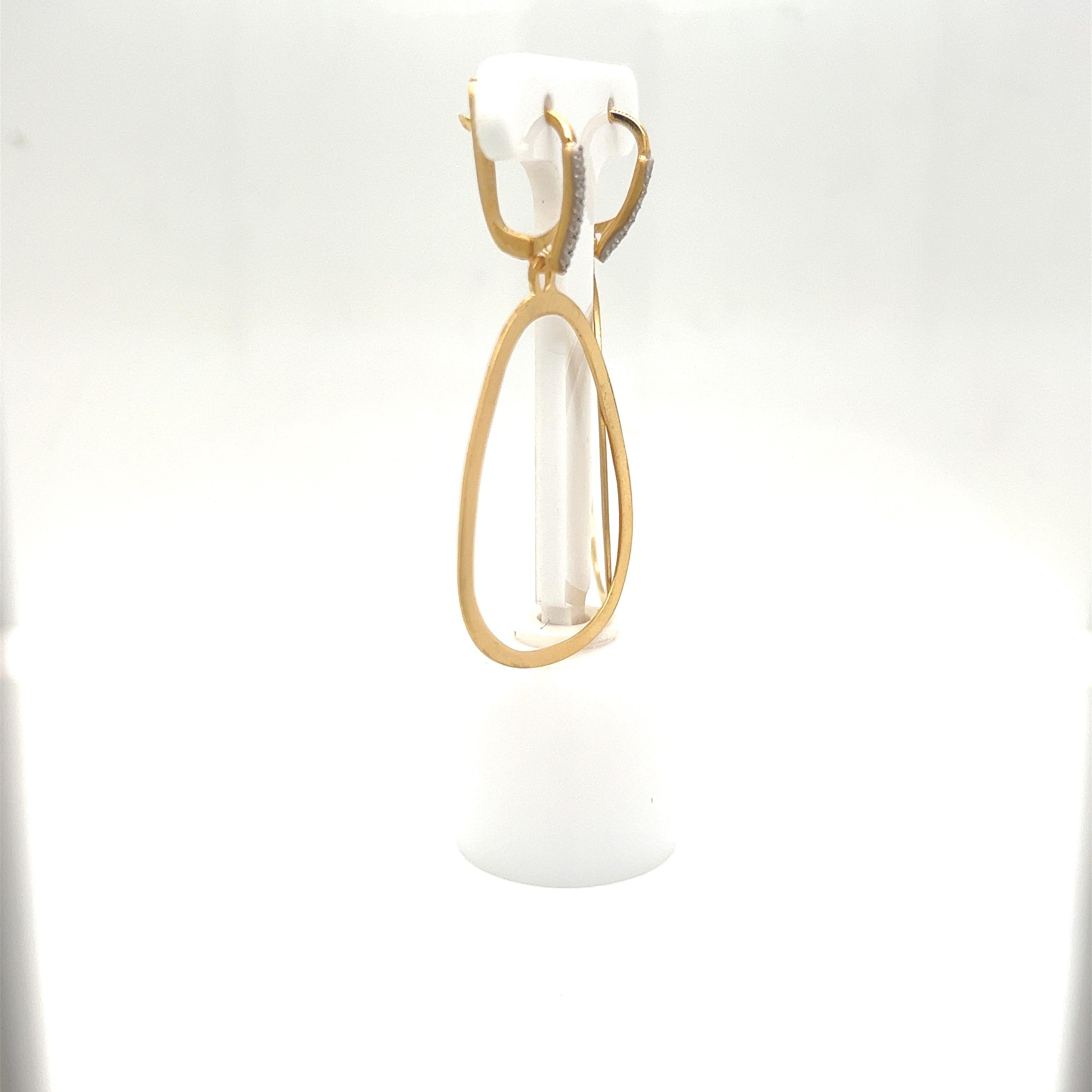 14 Karat Gelbgold Handgefertigte, satinierte, eiförmige Ohrringe, verziert mit 0,09 Karat eines gepflasterten Diamanten mit Leverback-Verschluss.
