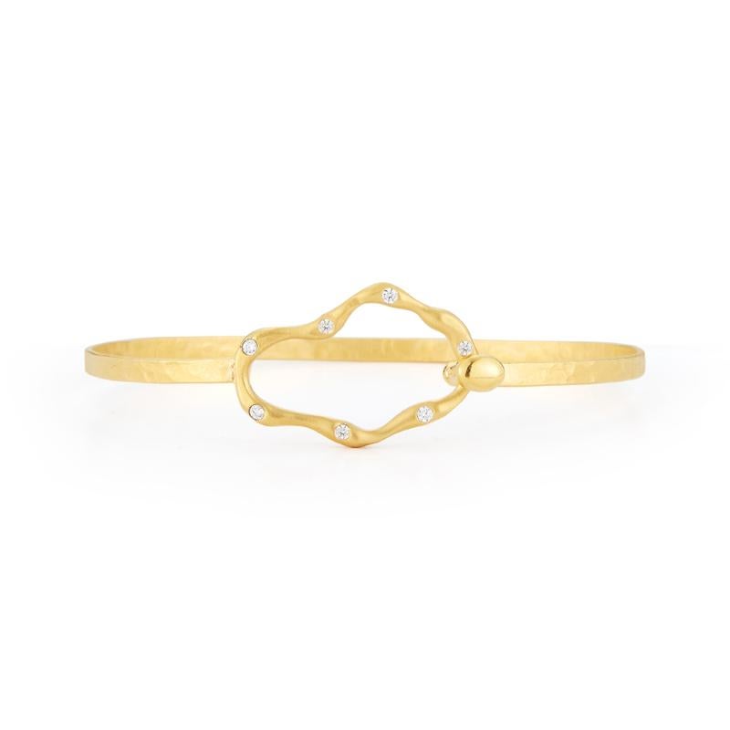 bracelet ouvert de forme libre en or jaune 14 carats, mat et martelé, agrémenté de 0,13 carat de diamants sertis au brunissoir et d'un fermoir à crochet
