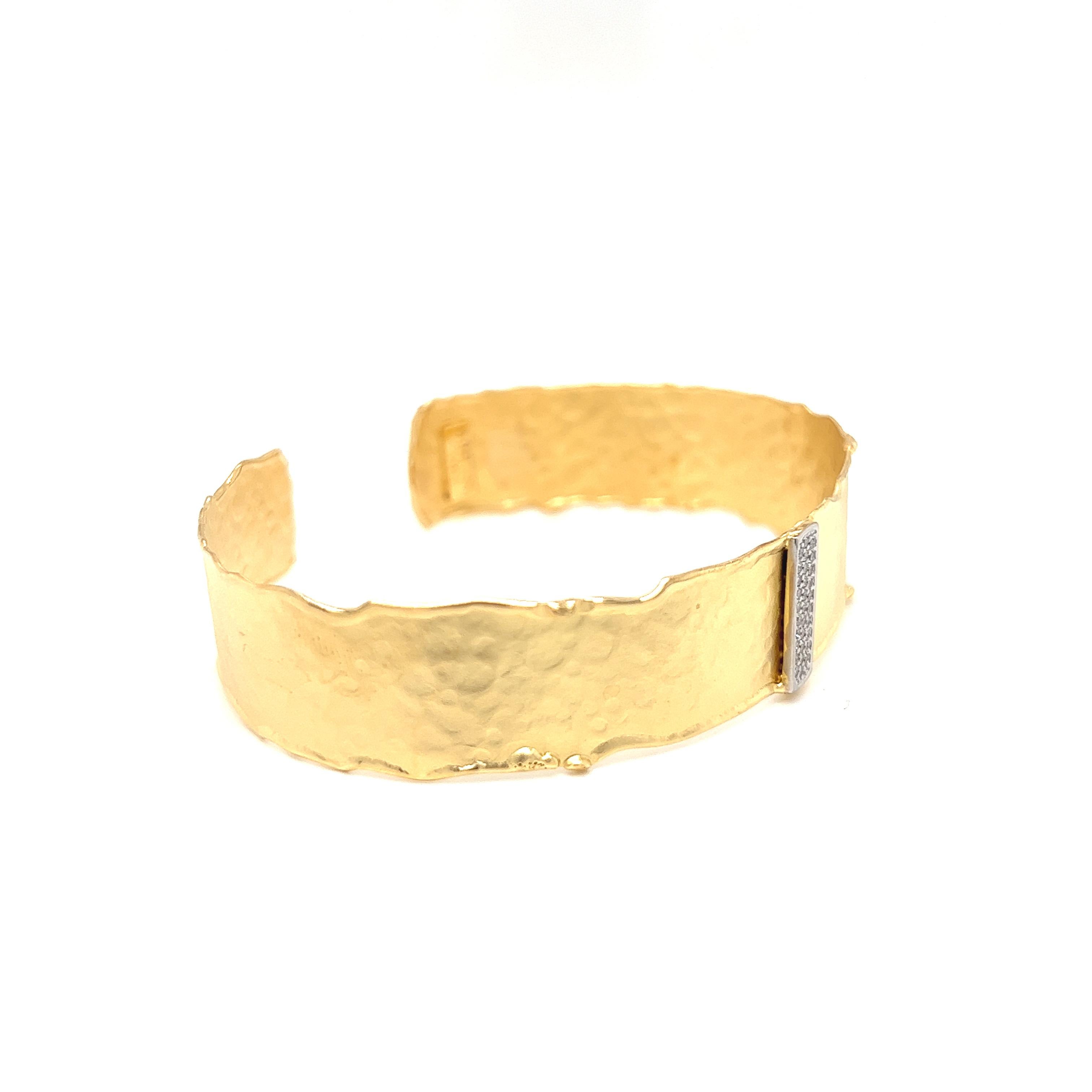 14 Karat Gelbgold Hand-Crafted Matt und Hammer-Finish Jakobsmuschel-Edged Open Cuff Armband, akzentuiert mit 0,19 Karat eines Pave Set Diamond Bar.
