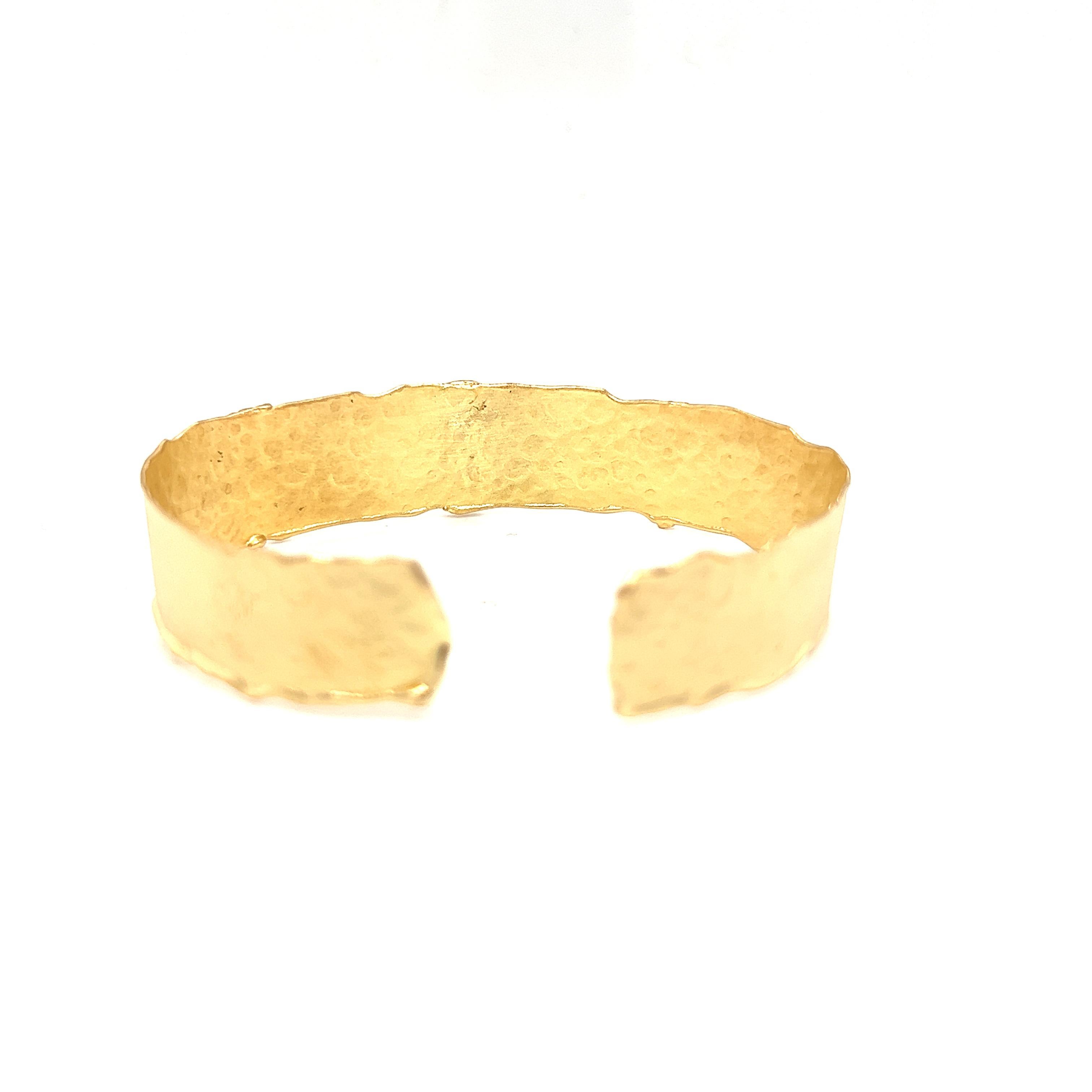 Handgefertigtes, offenes, schmales Armband aus 14 Karat Gelbgold (Rundschliff) im Angebot