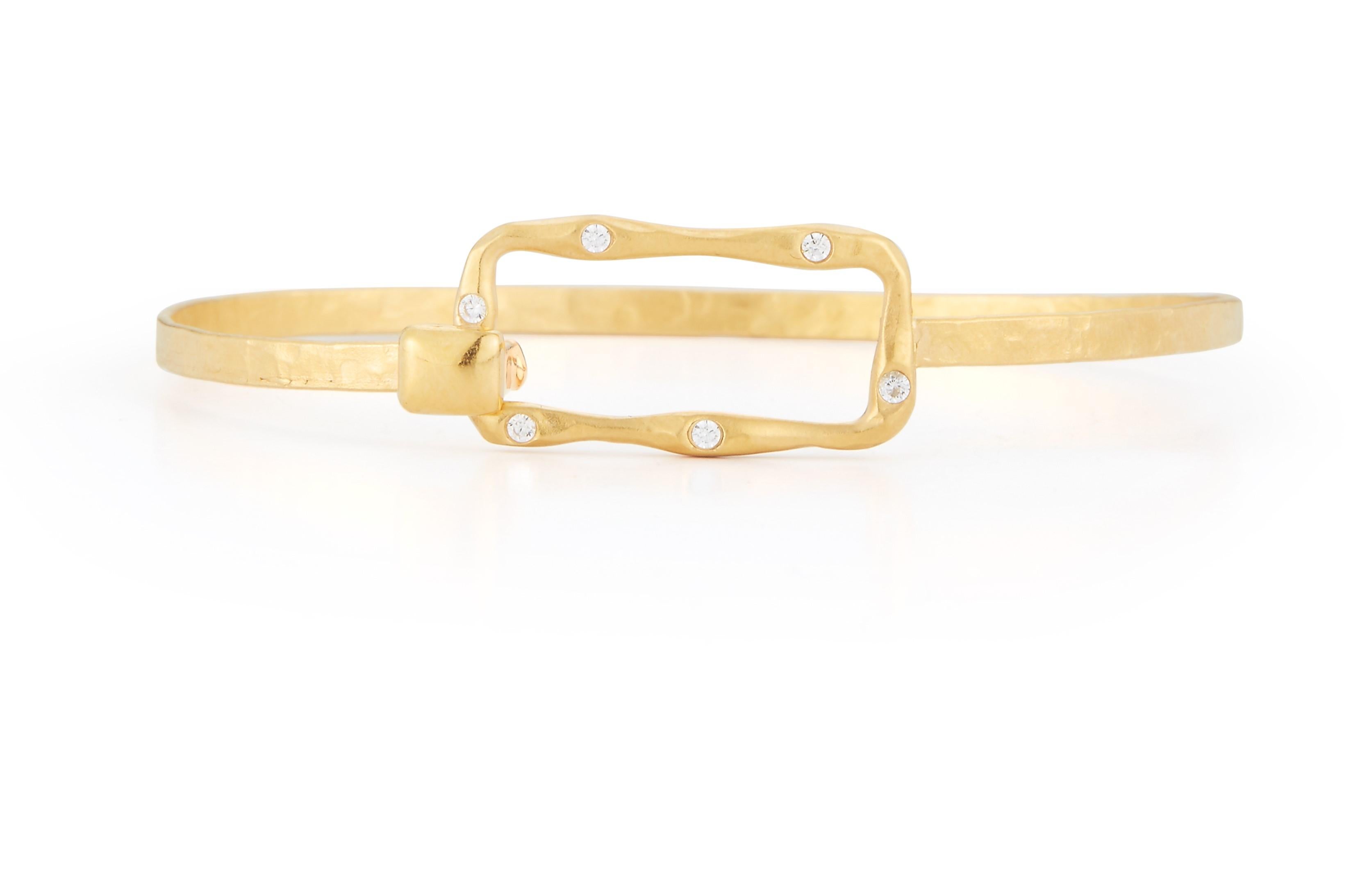 Taille ronde Bracelet jonc rectangulaire ouvert en or jaune 14 carats fabriqué à la main. en vente