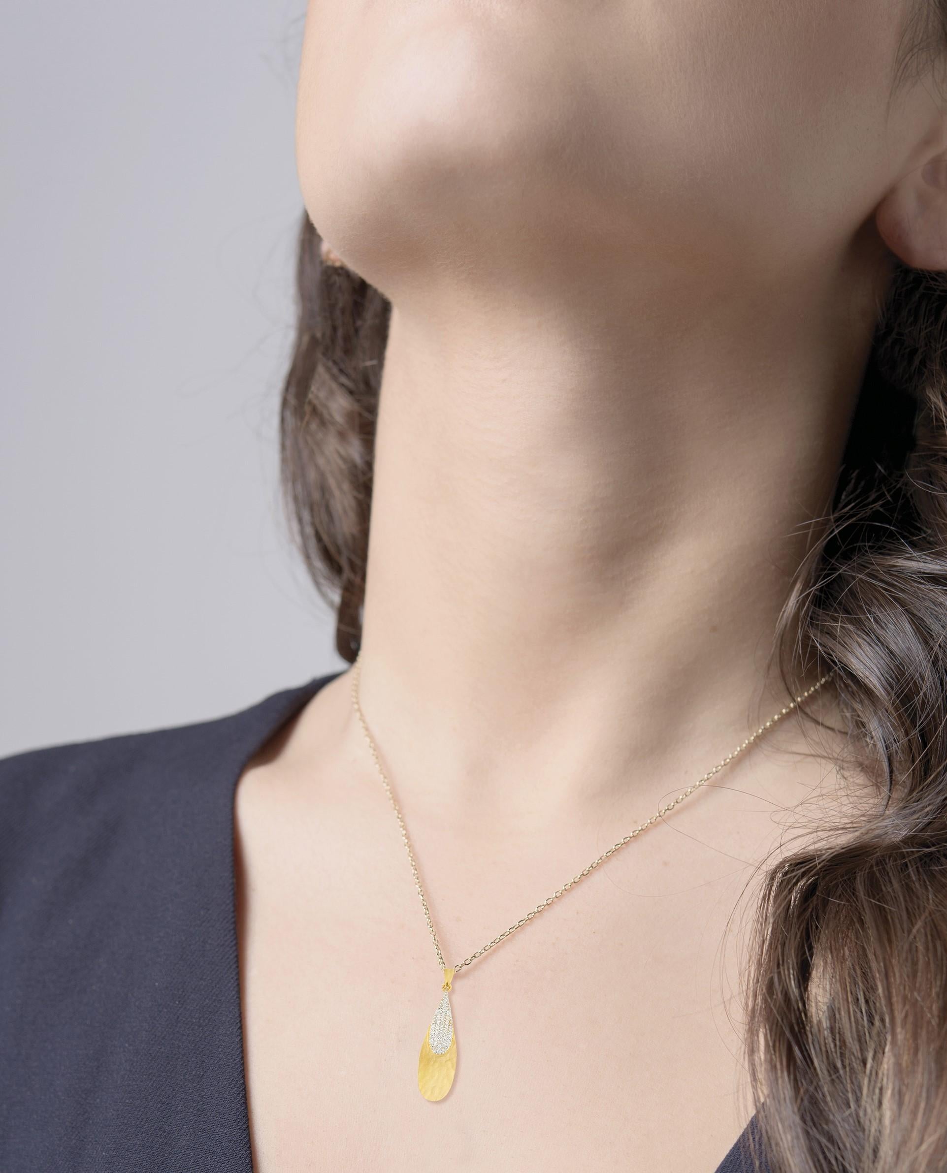 Pendentif en forme de goutte d'eau en or jaune 14 carats, fabriqué à la main Pour femmes en vente
