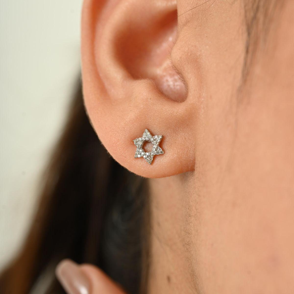 Taille ronde Clous d'oreilles « Dainty Star » en or blanc massif 18 carats et diamants, fabriqués à la main pour mère en vente
