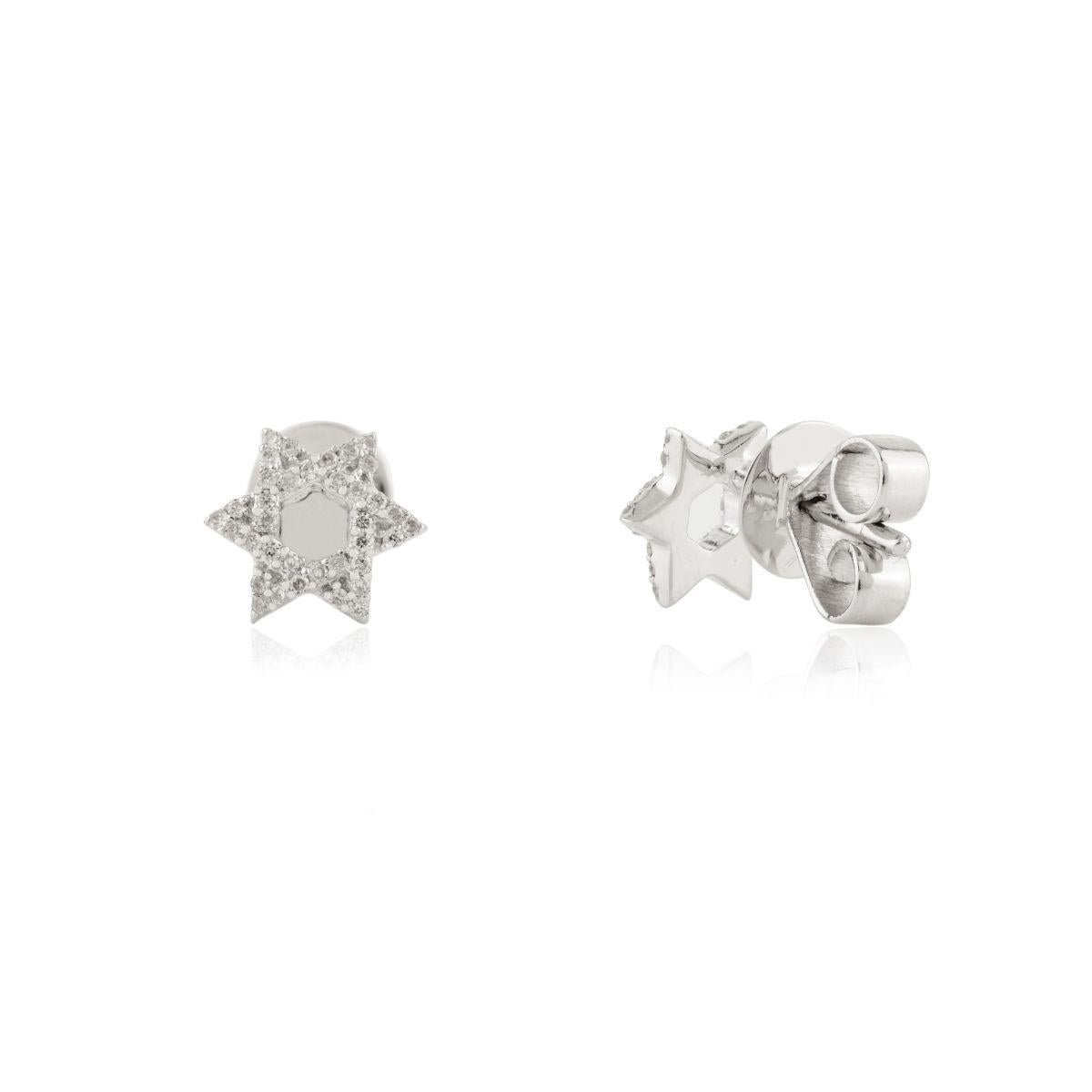 Clous d'oreilles « Dainty Star » en or blanc massif 18 carats et diamants, fabriqués à la main pour mère en vente 1