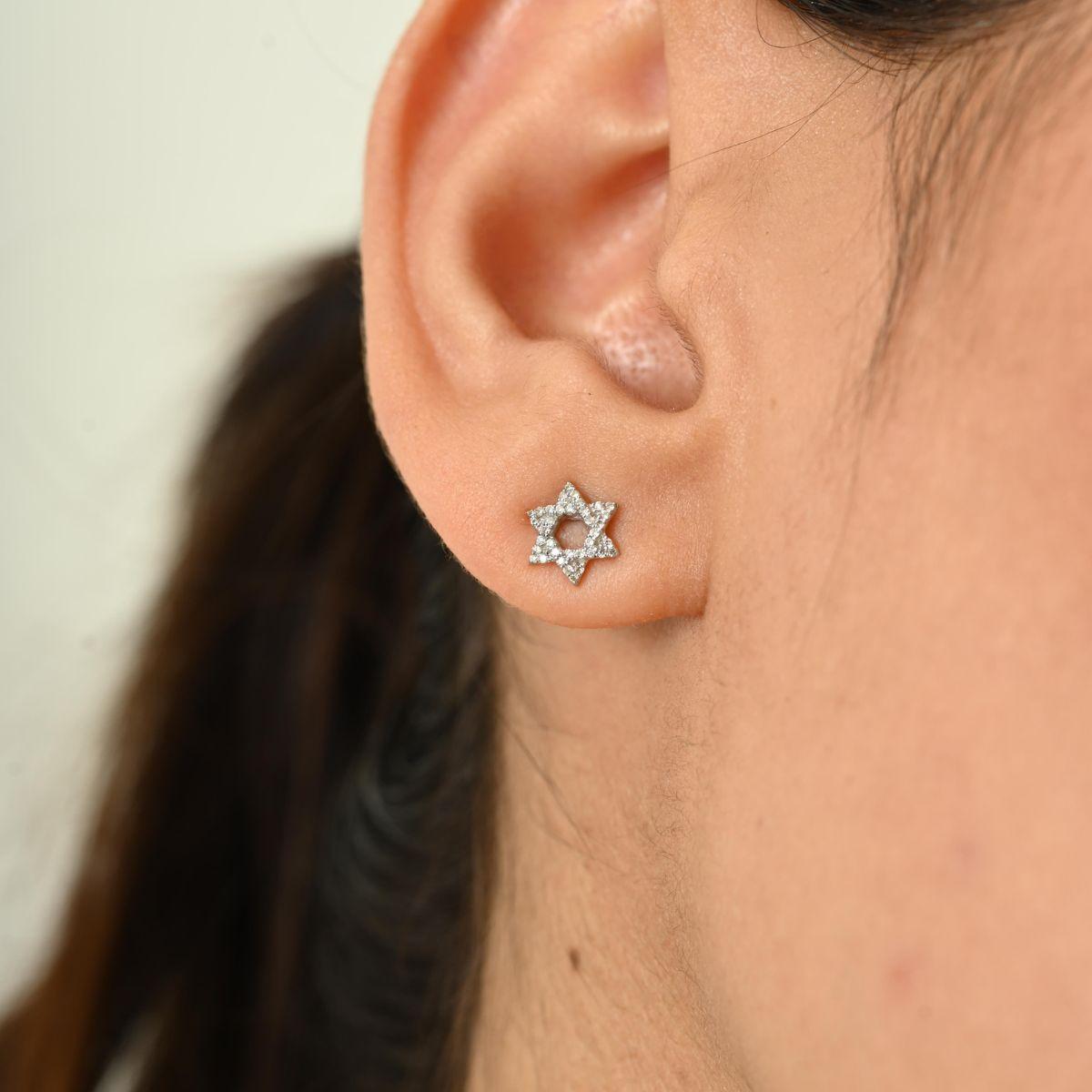 Clous d'oreilles « Dainty Star » en or blanc massif 18 carats et diamants, fabriqués à la main pour mère en vente 2