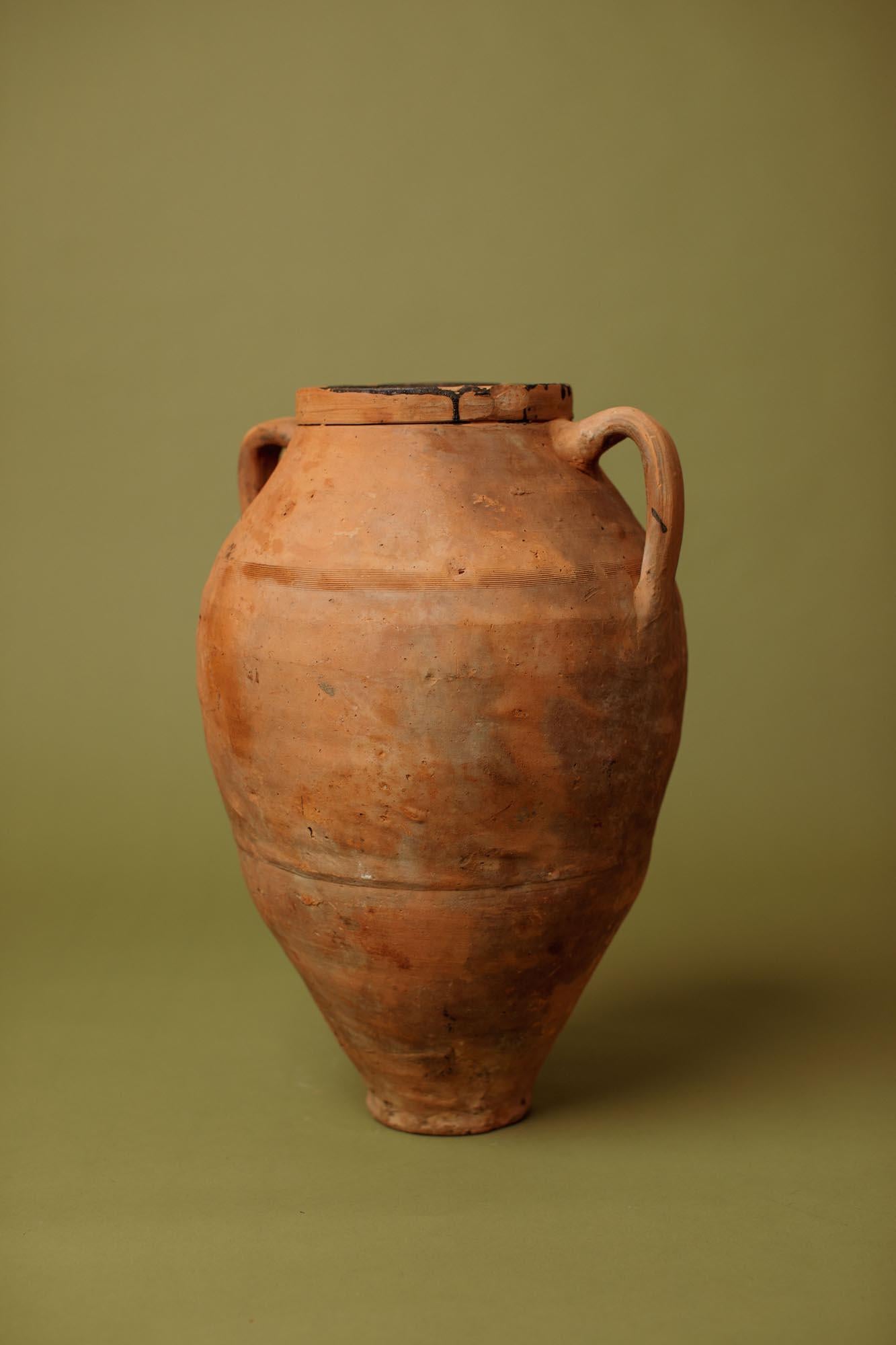Intagliato a mano Vaso per olive in terracotta argillosa e ferro del XX secolo, Anatolia centrale, fatto a mano in vendita