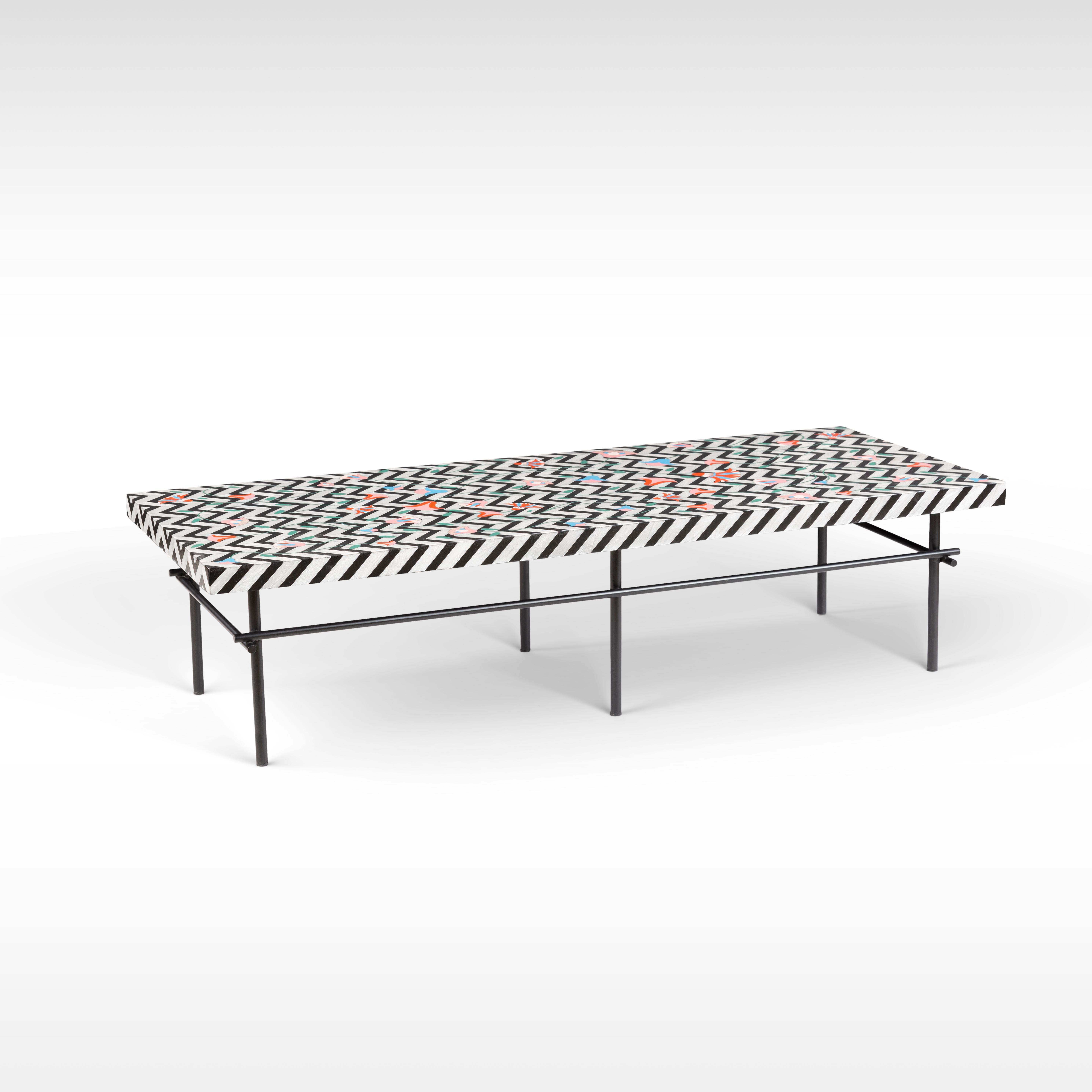 Égyptien Table basse en acrylique faite à la main avec motif de chevrons et fleurs de lotus colorées en vente