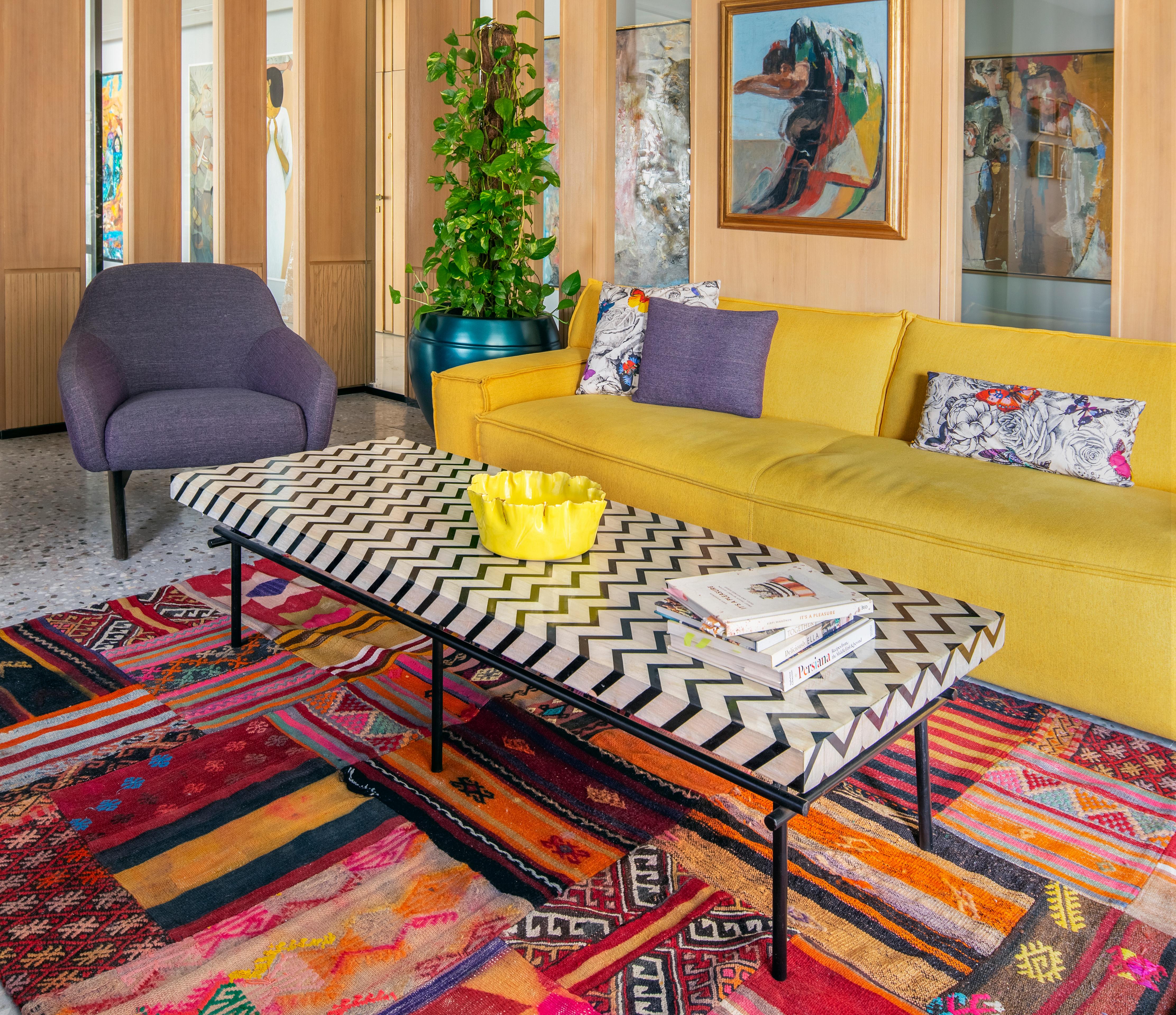 Mesa de centro acrílica hecha a mano con estampado Chevron y flores de loto de colores Siglo XXI y contemporáneo en venta