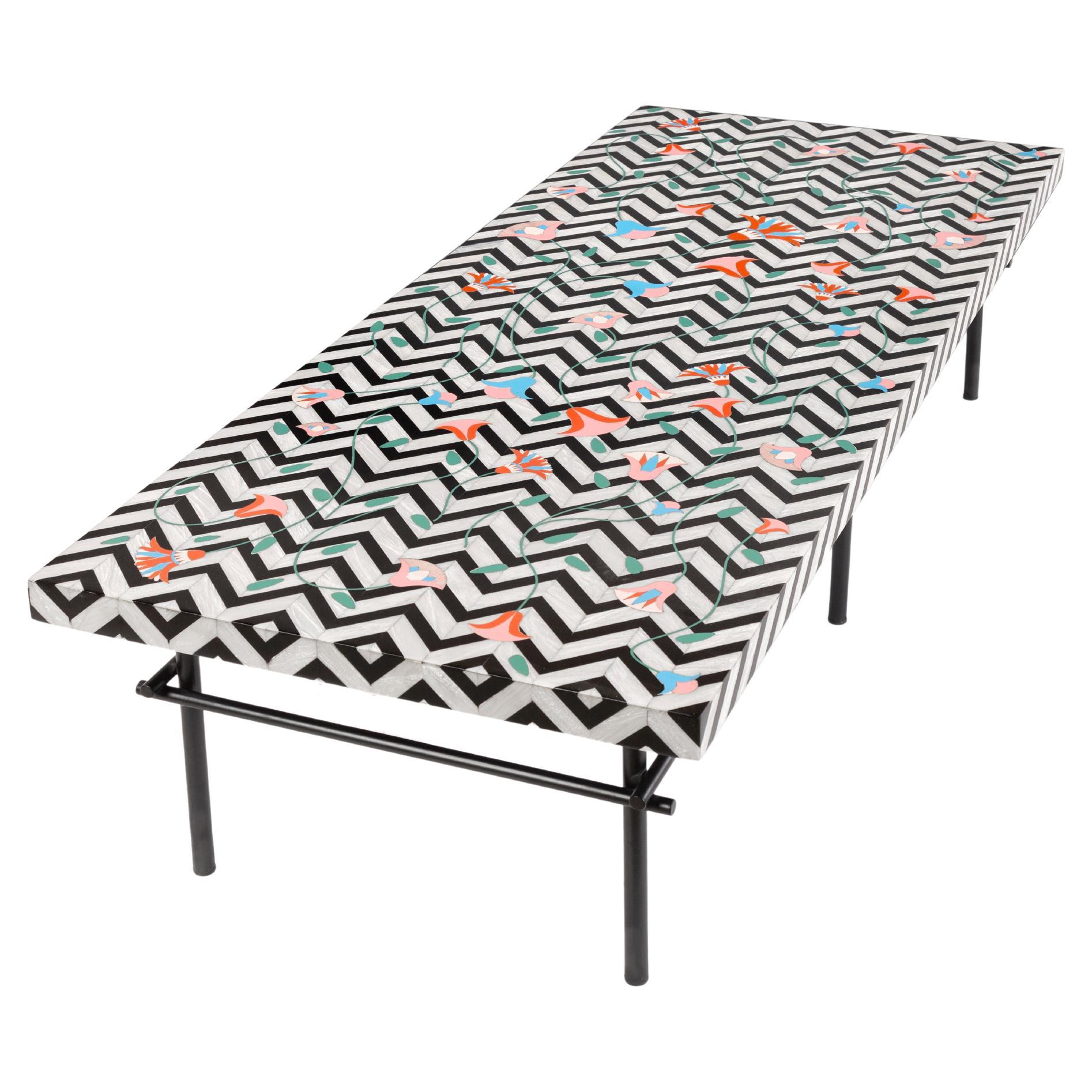 Handgefertigter Couchtisch aus Acryl mit Chevron-Muster und bunten Lotusblumen