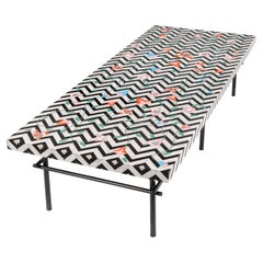 Handgefertigter Couchtisch aus Acryl mit Chevron-Muster und bunten Lotusblumen