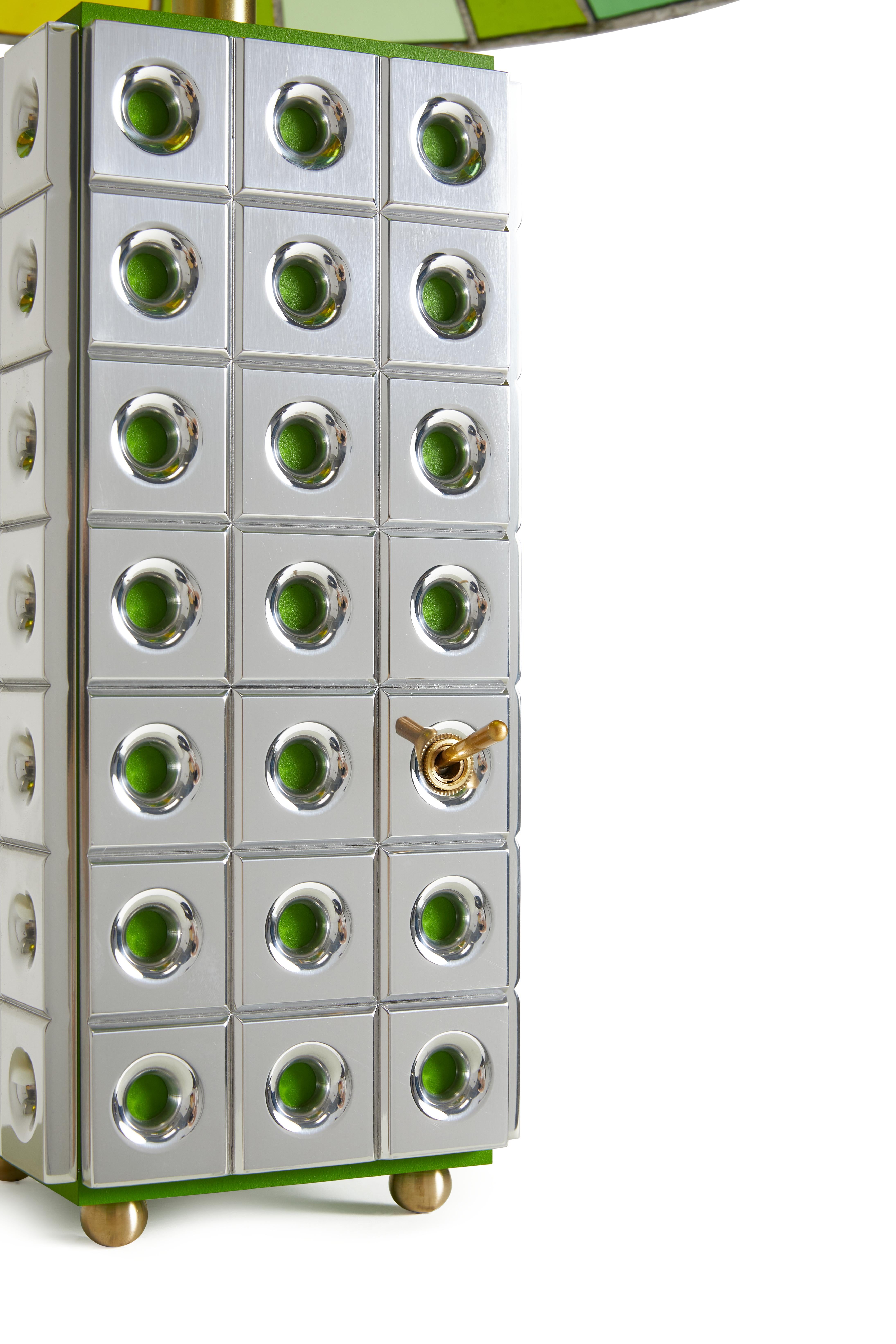 Metallo Lampada da tavolo in alluminio e vetro macchiato verde realizzata a mano in vendita