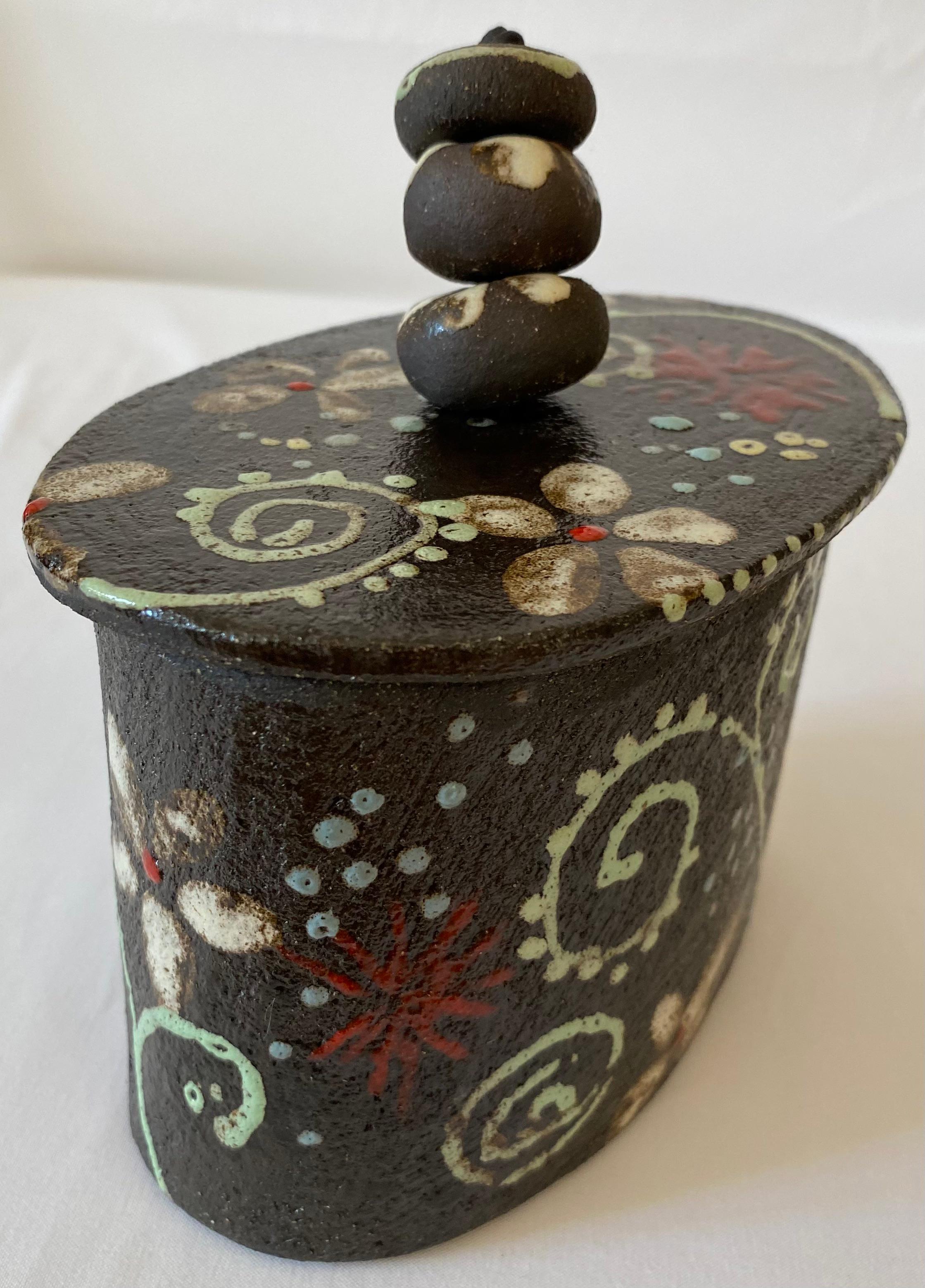 French Hand-Crafted and Painted Ceramic Trinket or Jewelry Box In Good Condition For Sale In Miami, FL
