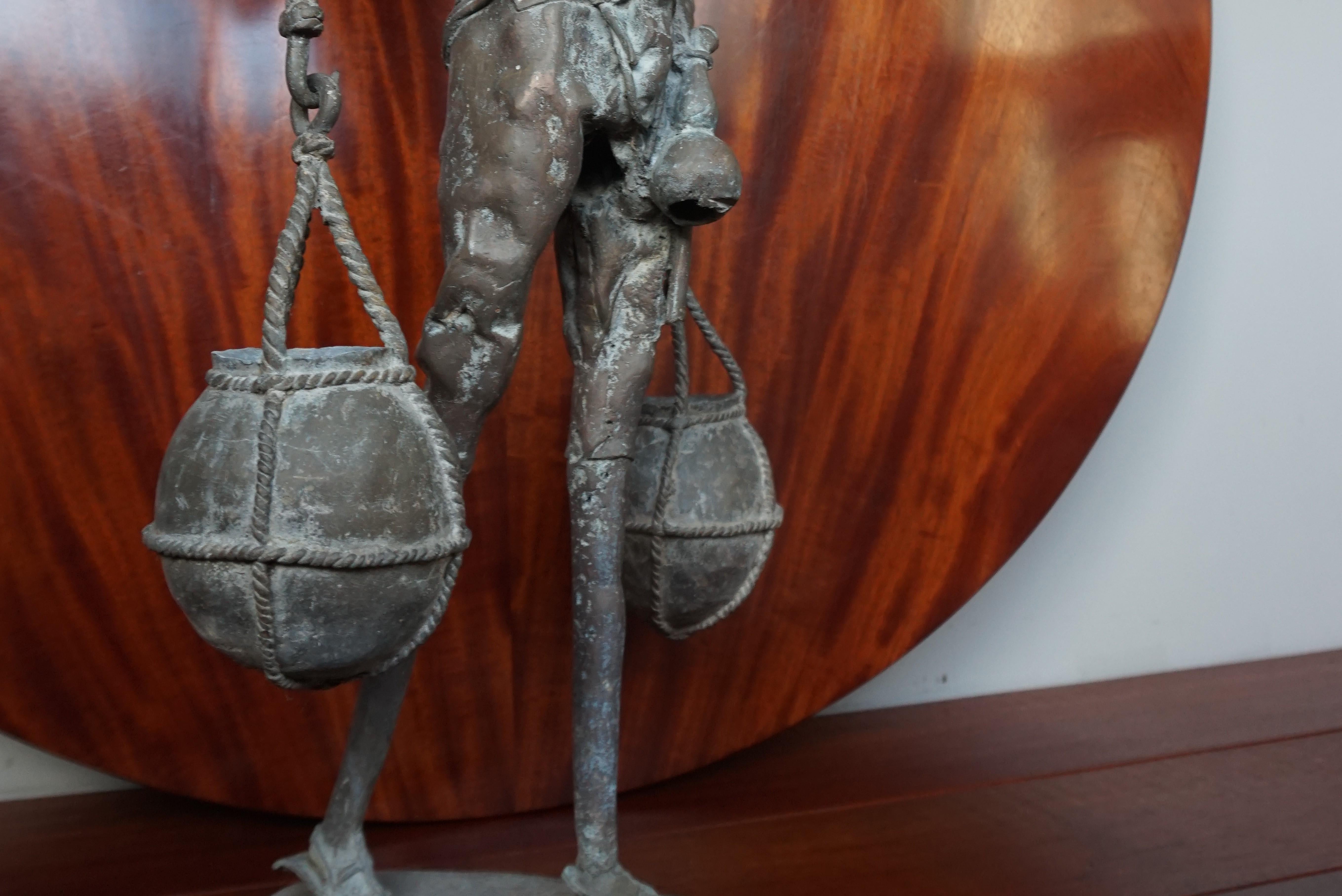 Fait main Magnifique sculpture en bronze d'un grand porteur d'eau masculin africain, fabriquée à la main