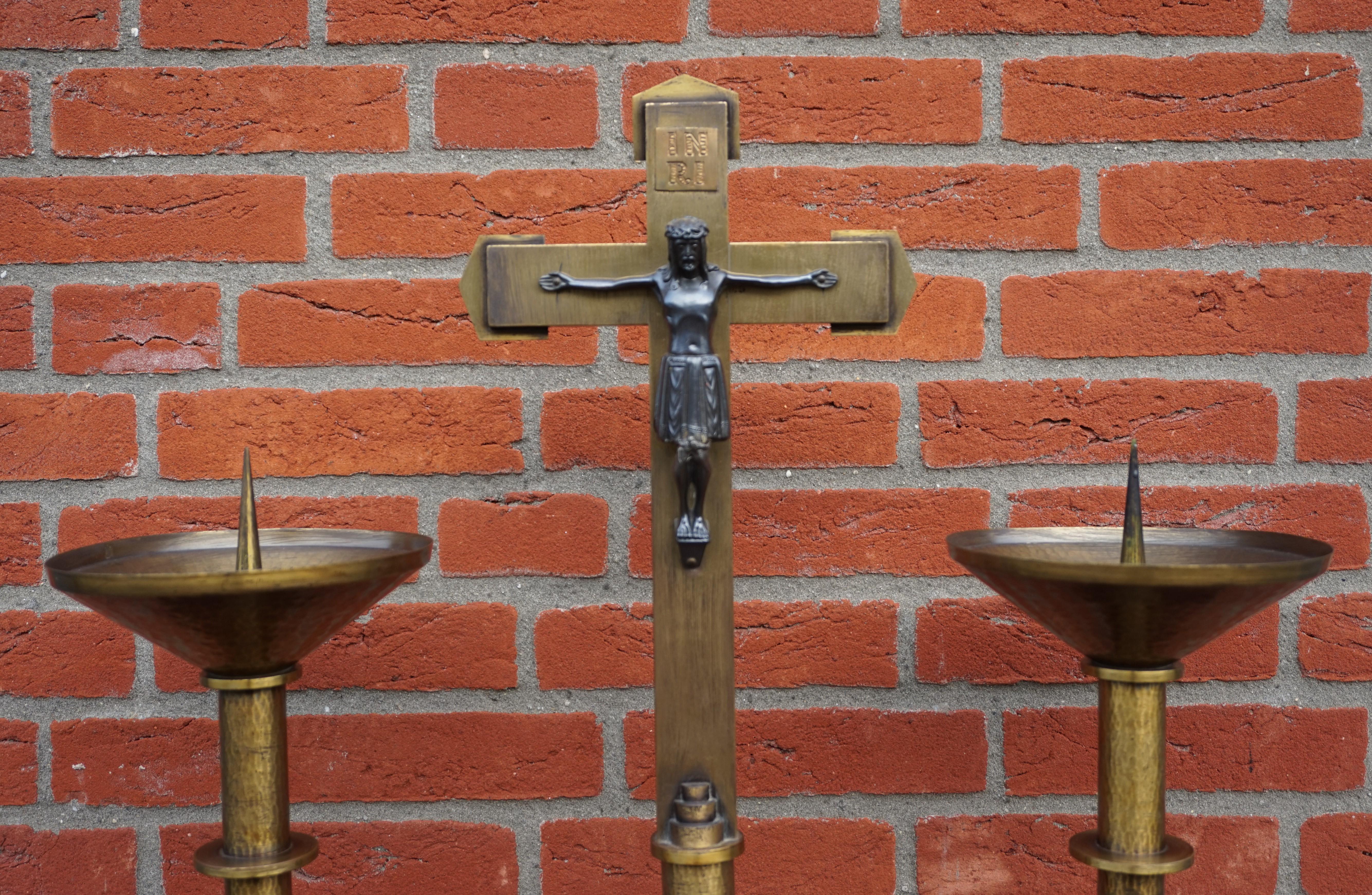 Antikes holländisches Arts and Crafts-Altarkreuz mit Paar Kerzenständern, handgefertigt im Zustand „Gut“ im Angebot in Lisse, NL