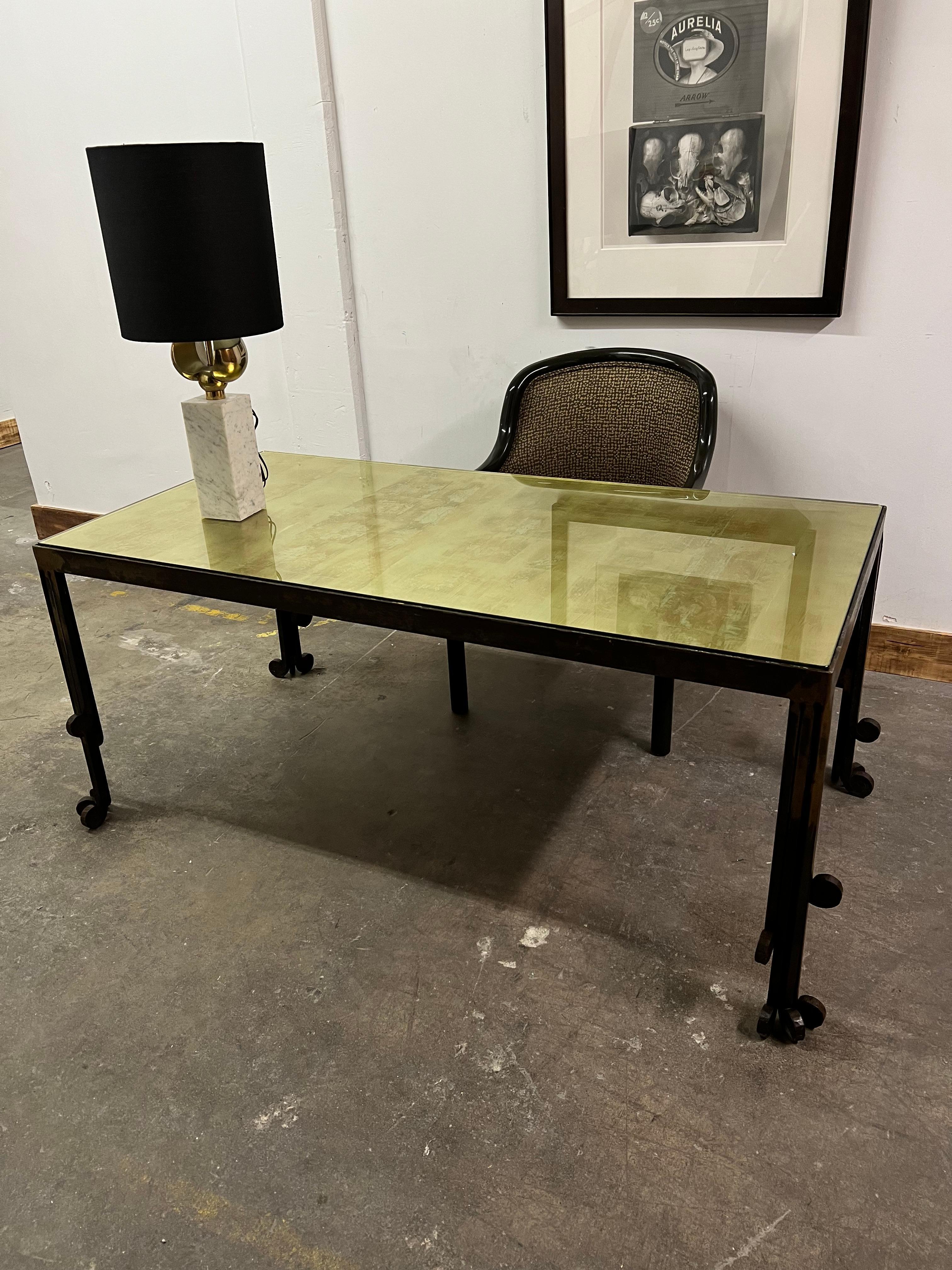 Table en fer forgé de style French Deco, fabriquée à la main, avec de très intéressants disques roulés et martelés sur la partie inférieure de chaque pied. Une pièce très polyvalente qui peut servir de petite table de salle à manger ou de bureau.