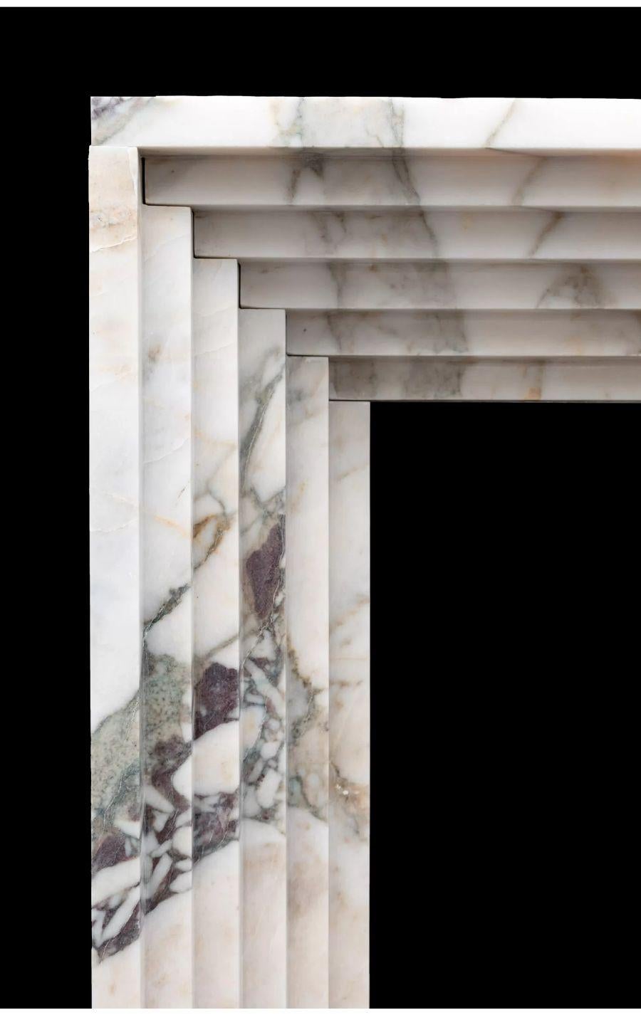 Ein handgefertigter Marmorkamin im Art-Deco-Stil, hergestellt aus drei massiven Marmorblöcken.

Dieser stilvolle Kamin spiegelt den Art-Déco-Stil wider, der in den 1930er- und 1940er-Jahren international aufblühte.

Dieser Kamin kann nach Maß und