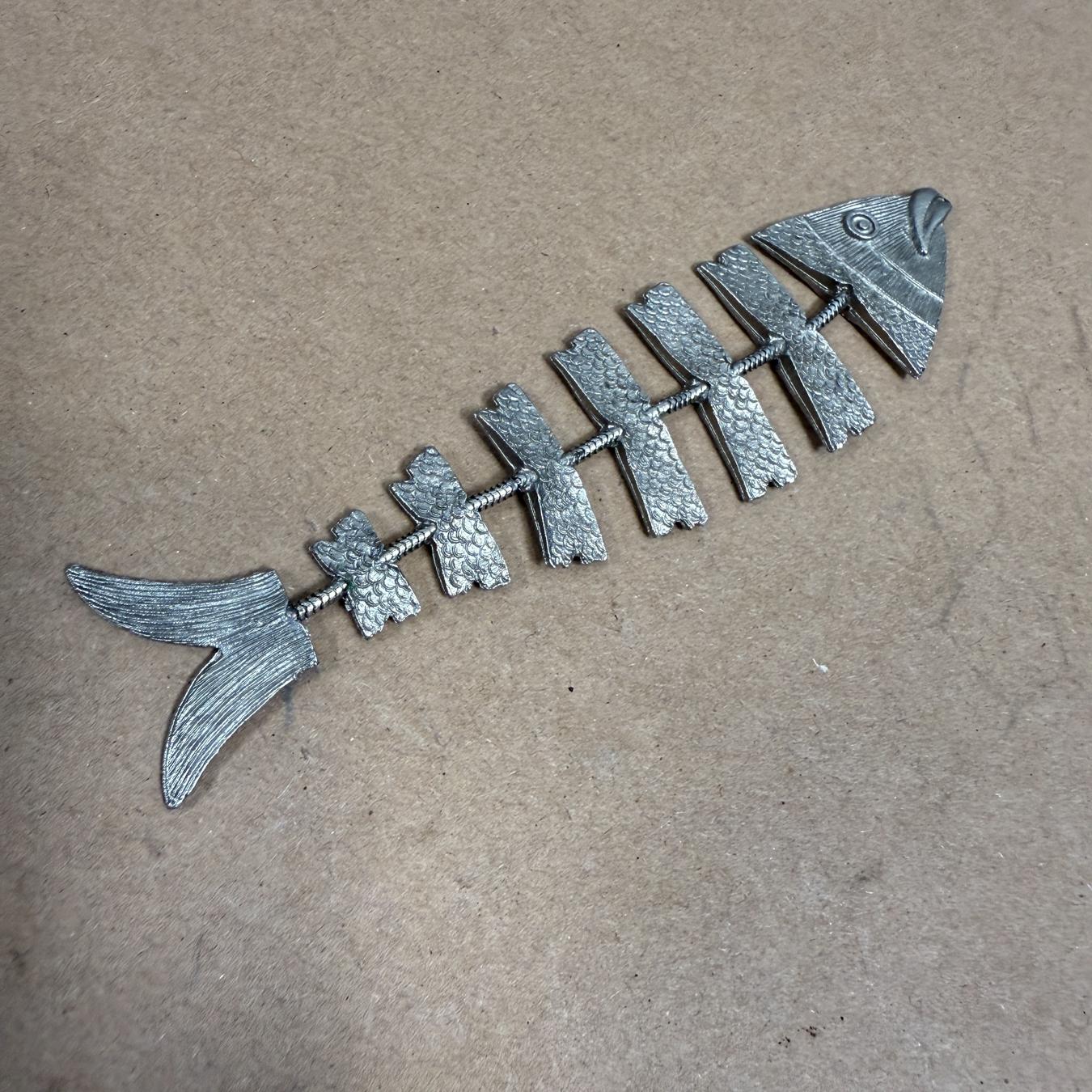 AMBIANIC presenta
Esqueleto Artesanal Articulado de Hueso de Pez Taxco Mexico
Sin sello
Metal martillado
4,5 ancho x 1,13 alto x 0,13 fondo
De segunda mano
Consulte las imágenes