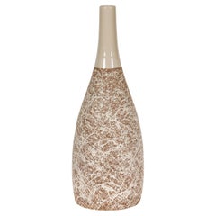 Vase en céramique marron et crème en forme de bouteille, fait à la main par des artisans, avec goutte à goutte