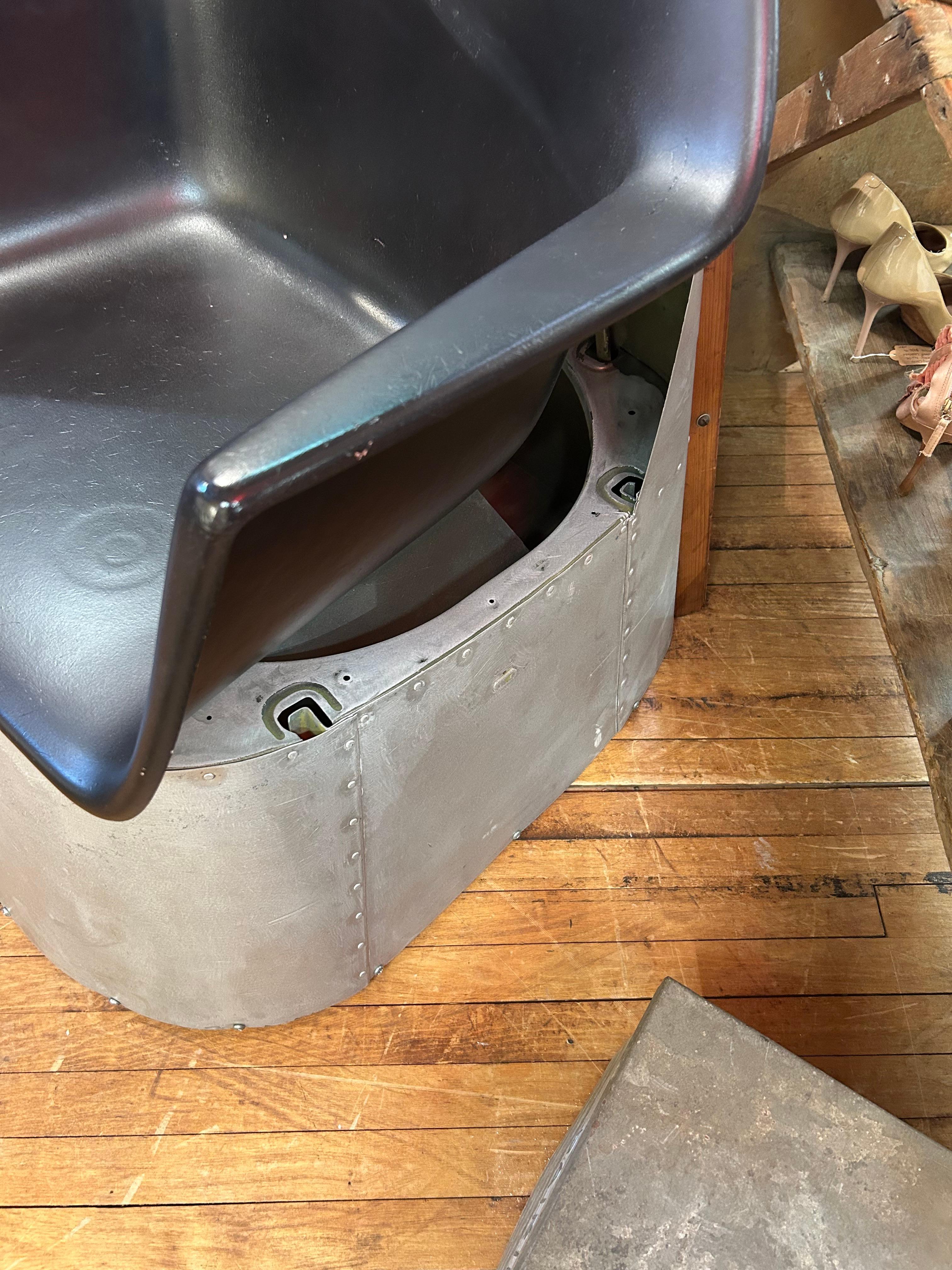 Silla Club Artesana Hecha a Mano con el Fuselaje de un Avión Moderno en venta