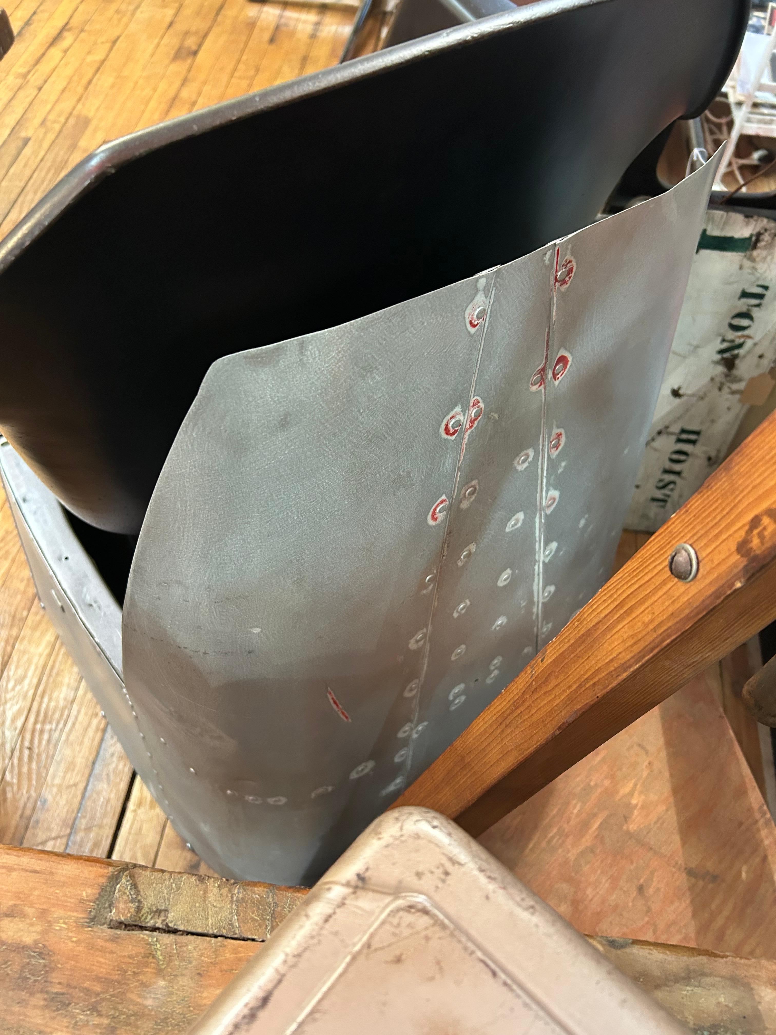 Silla Club Artesana Hecha a Mano con el Fuselaje de un Avión Acero en venta