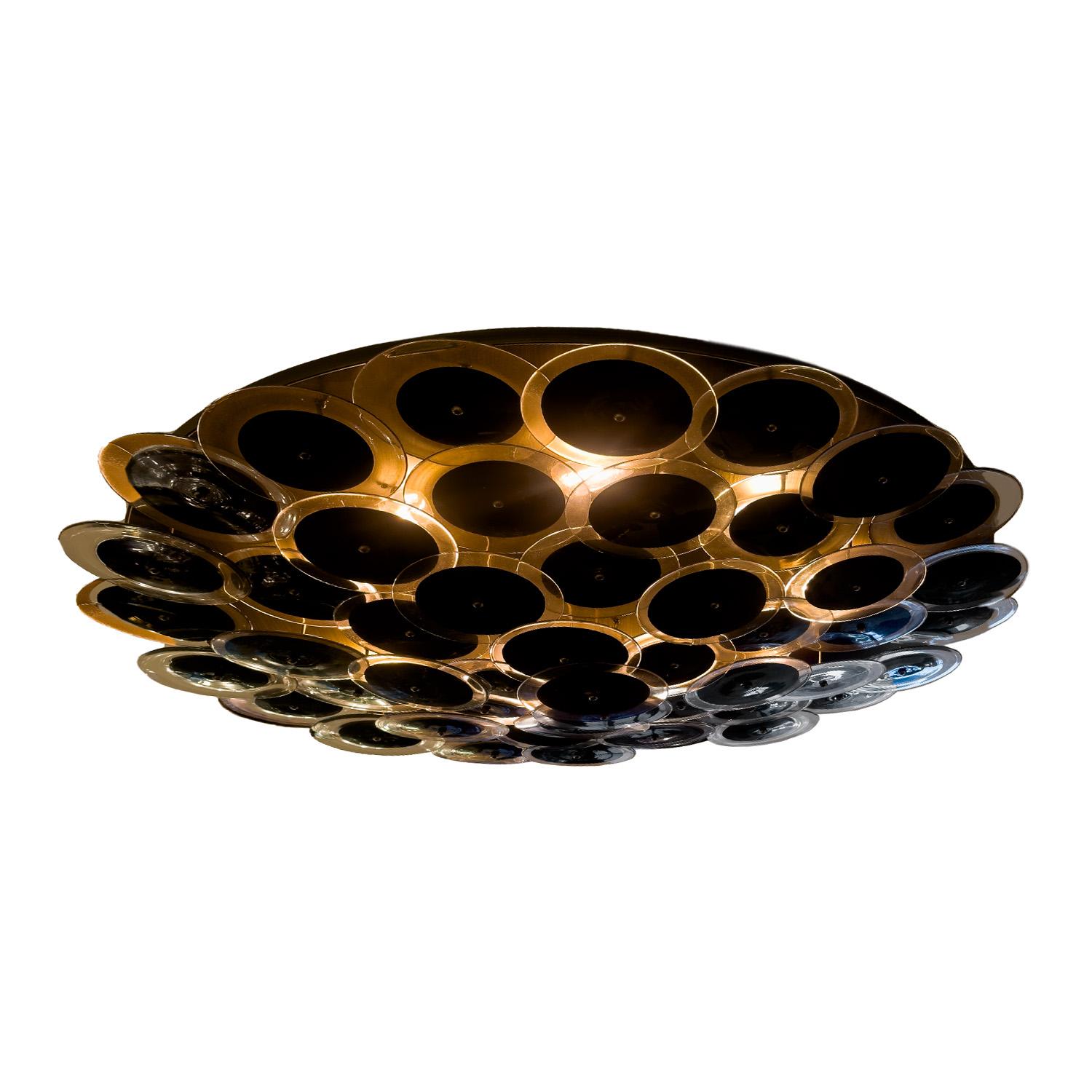 Eleva il tuo spazio con il disco in vetro di Murano nero e trasparente e bronzo, un capolavoro realizzato meticolosamente dai migliori soffiatori di vetro di Venezia. Con una squisita miscela di vetro nero e trasparente, ogni disco in vetro di