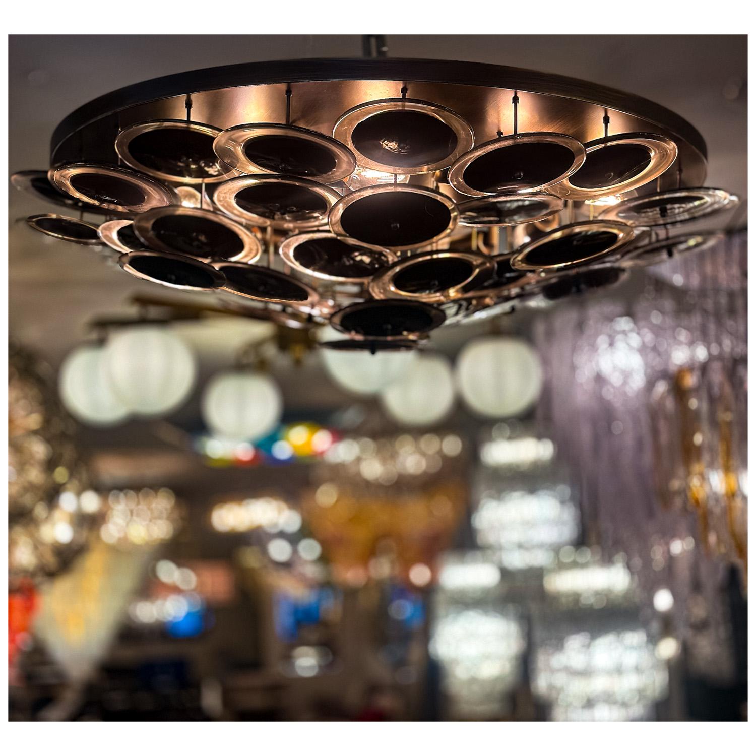 XXI secolo e contemporaneo Incasso a disco in vetro di Murano nero e trasparente realizzato a mano, su ordinazione in vendita