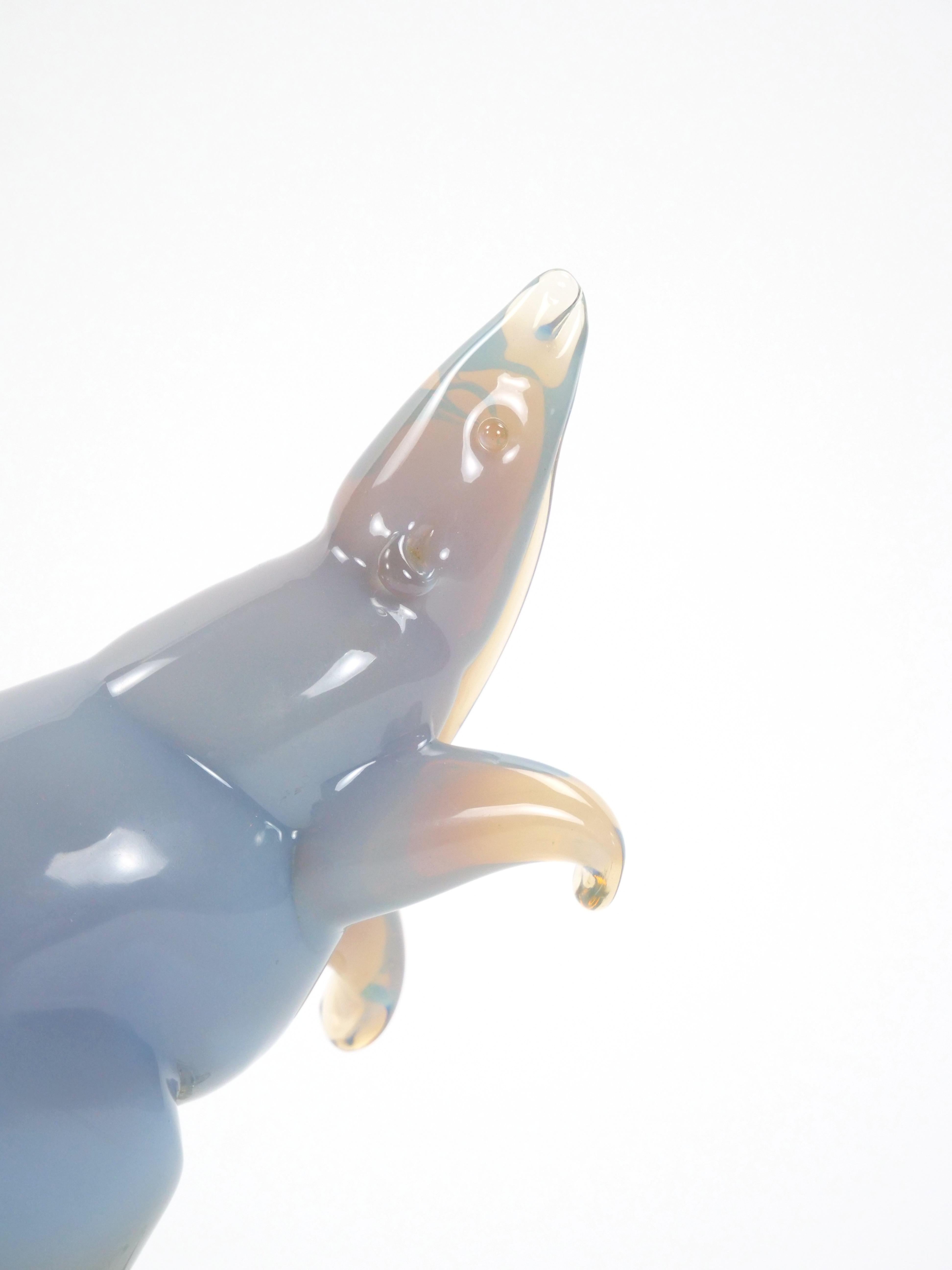 Scultura decorativa in vetro soffiato e lucite di un polare in piedi, realizzata a mano. in vendita 5