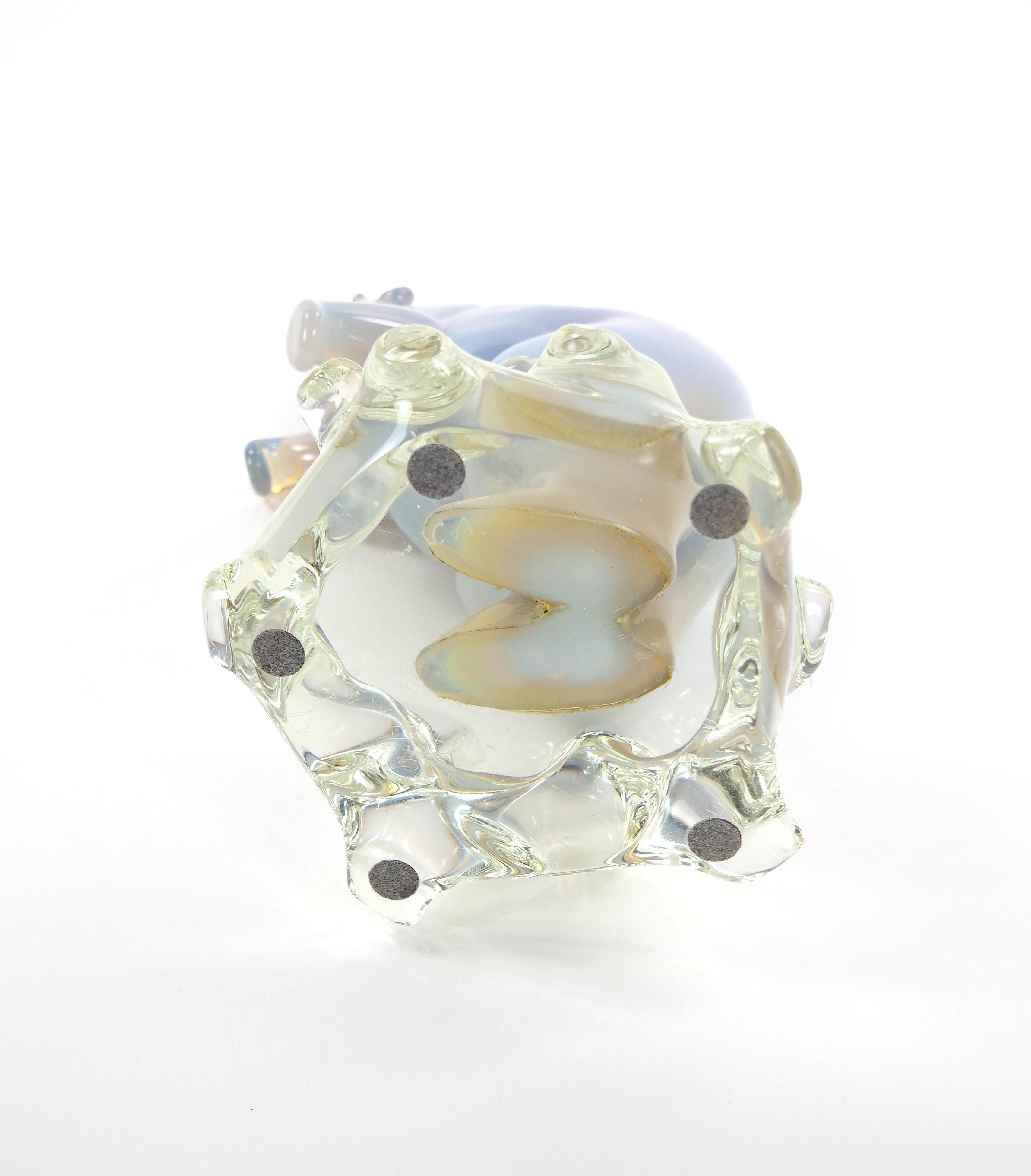 Scultura decorativa in vetro soffiato e lucite di un polare in piedi, realizzata a mano. in vendita 7