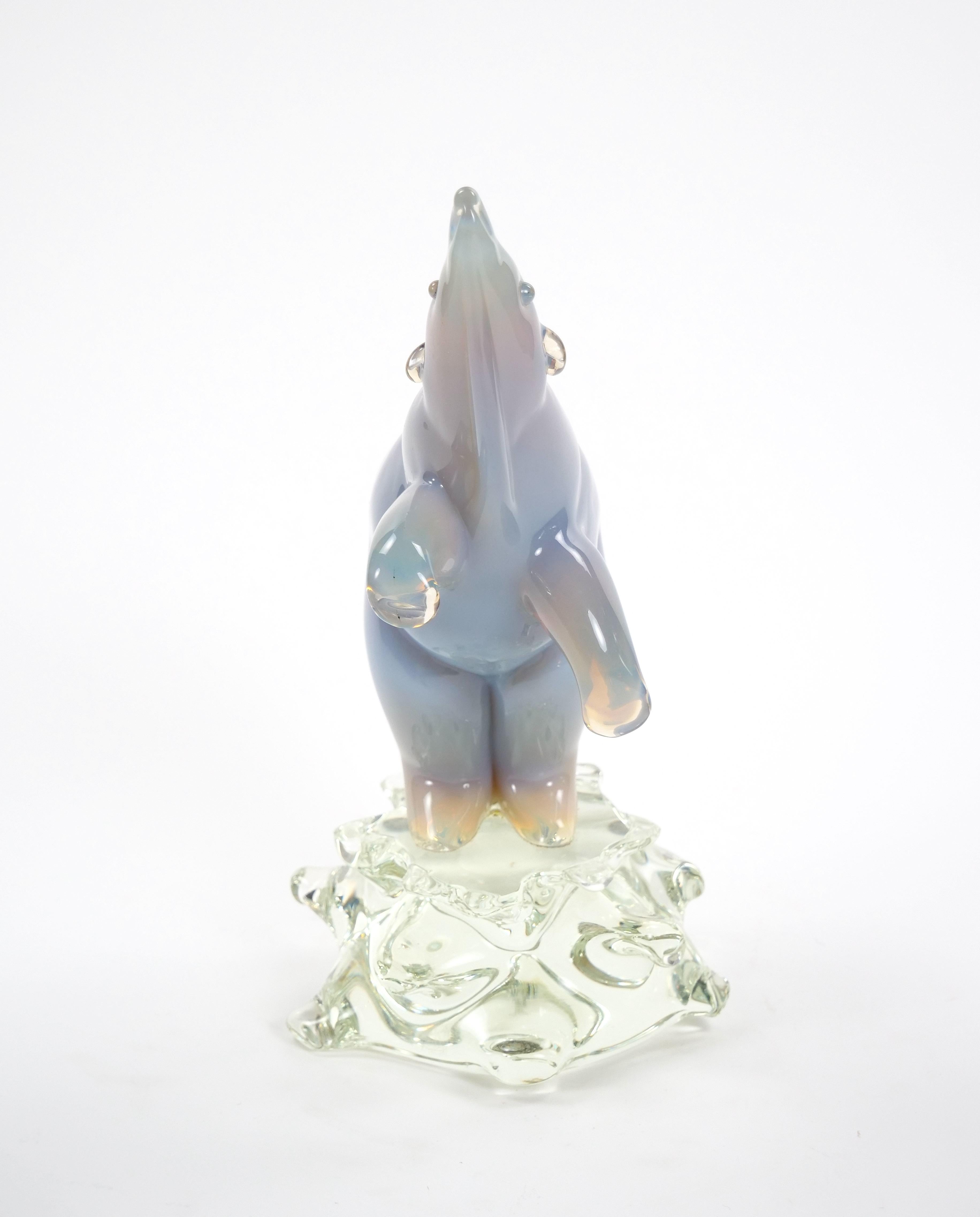 Scultura decorativa in vetro soffiato e lucite di un polare in piedi, realizzata a mano. in vendita 8