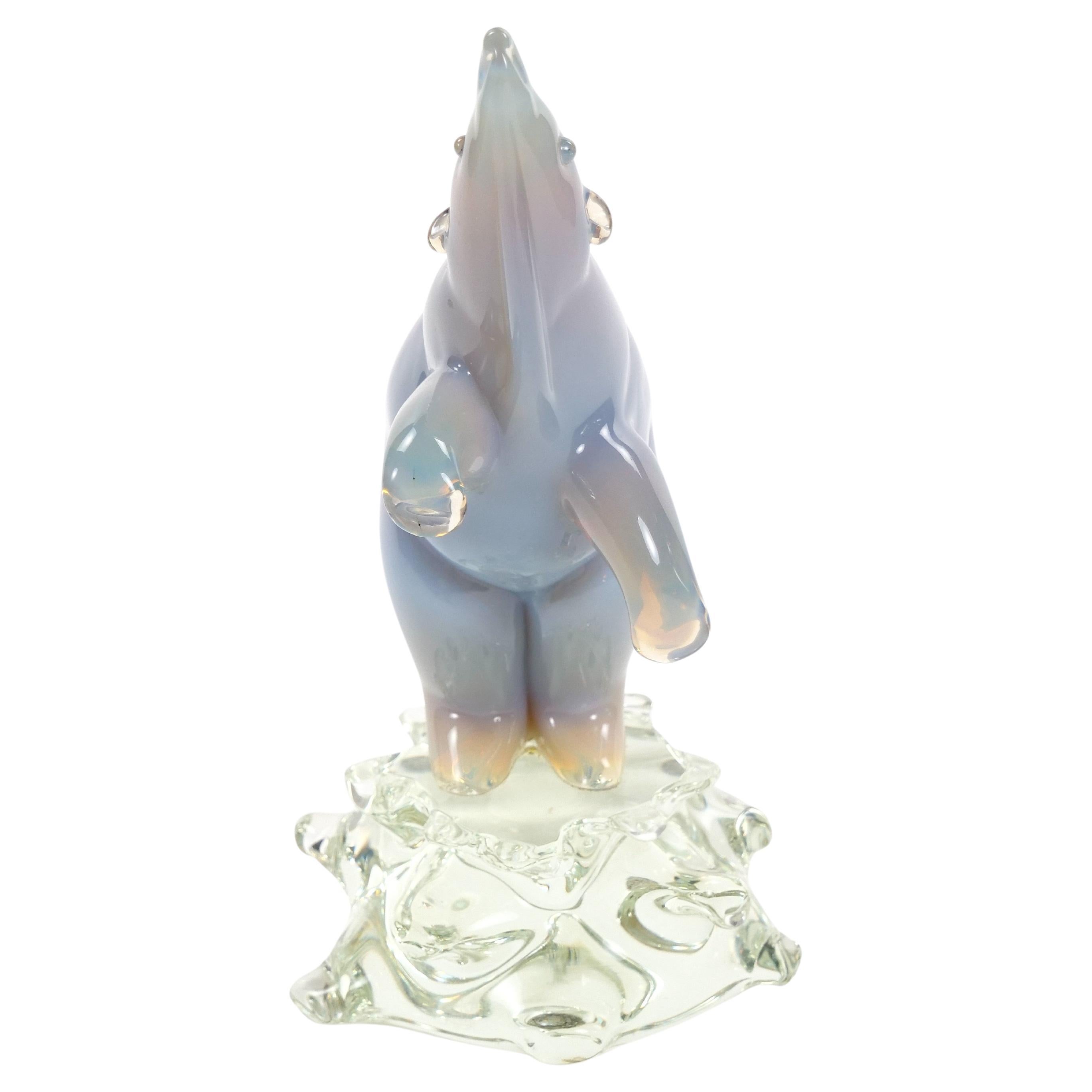 Questa squisita scultura in vetro soffiato a bocca della metà del XX secolo cattura la maestosa bellezza di un orso polare in piedi, appollaiato su una base di ghiaccio cristallino. Creato magistralmente con una straordinaria combinazione di colori