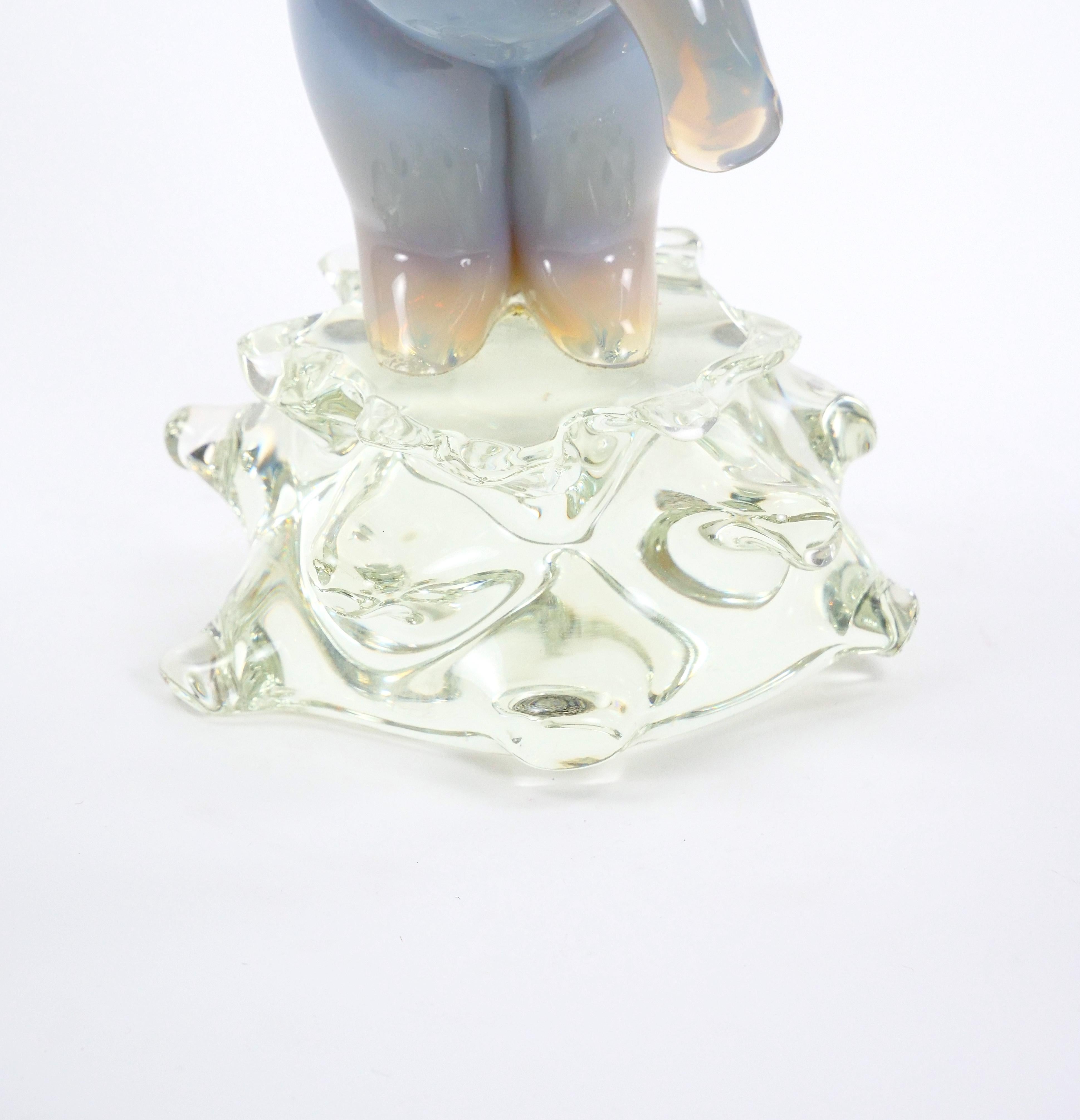 Scultura decorativa in vetro soffiato e lucite di un polare in piedi, realizzata a mano. In condizioni buone in vendita a Tarry Town, NY