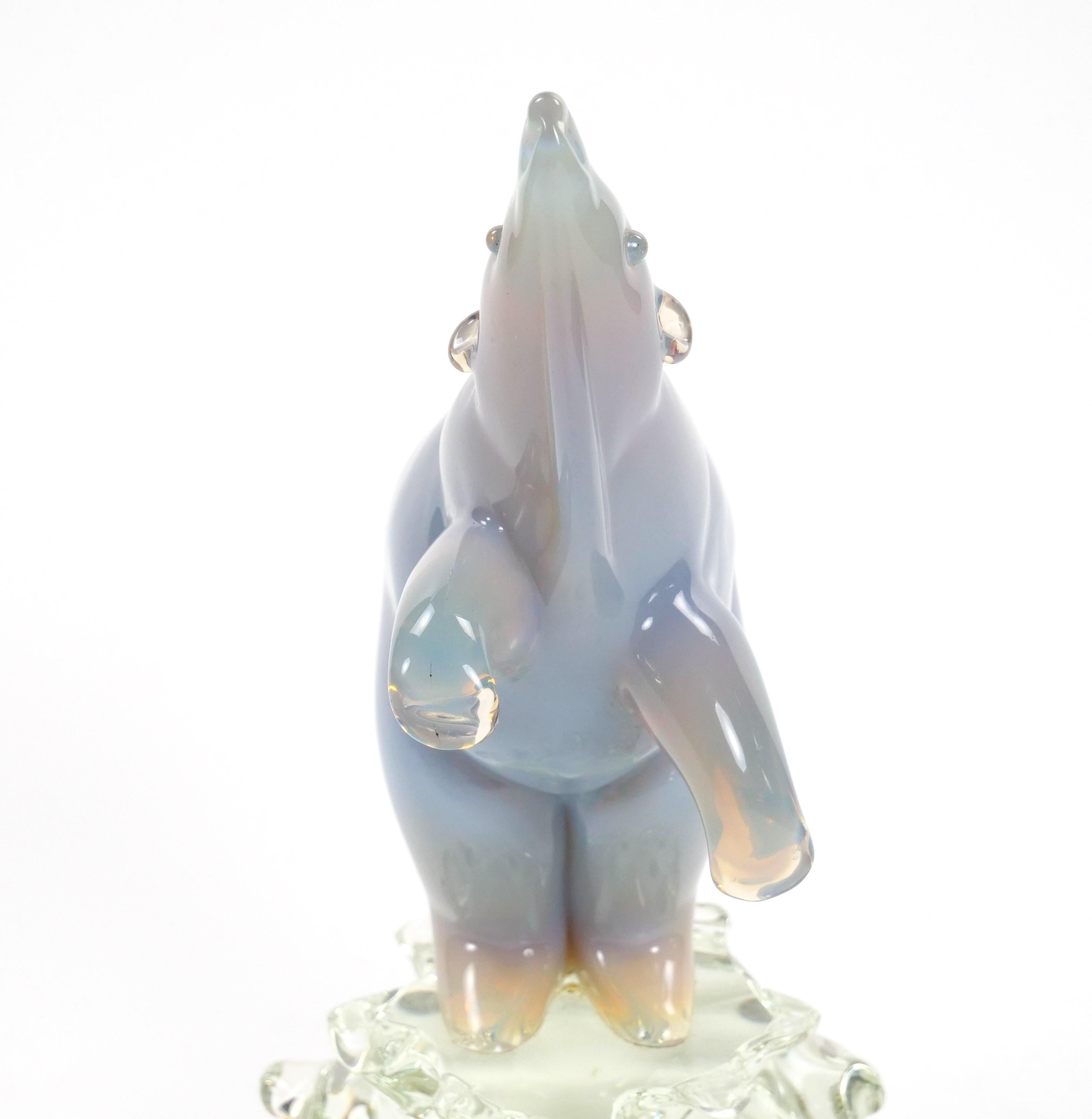 XX secolo Scultura decorativa in vetro soffiato e lucite di un polare in piedi, realizzata a mano. in vendita