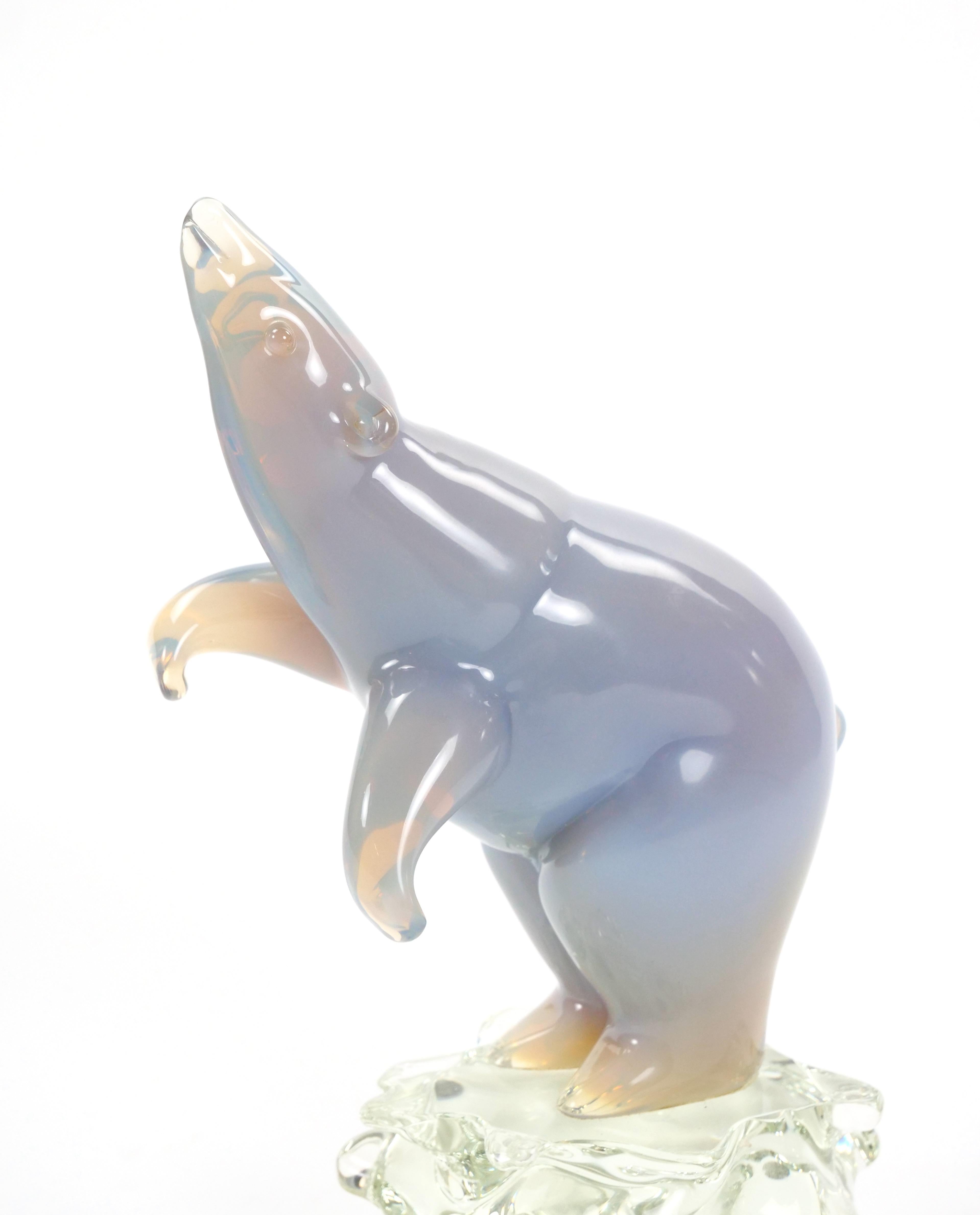 Vetro Scultura decorativa in vetro soffiato e lucite di un polare in piedi, realizzata a mano. in vendita