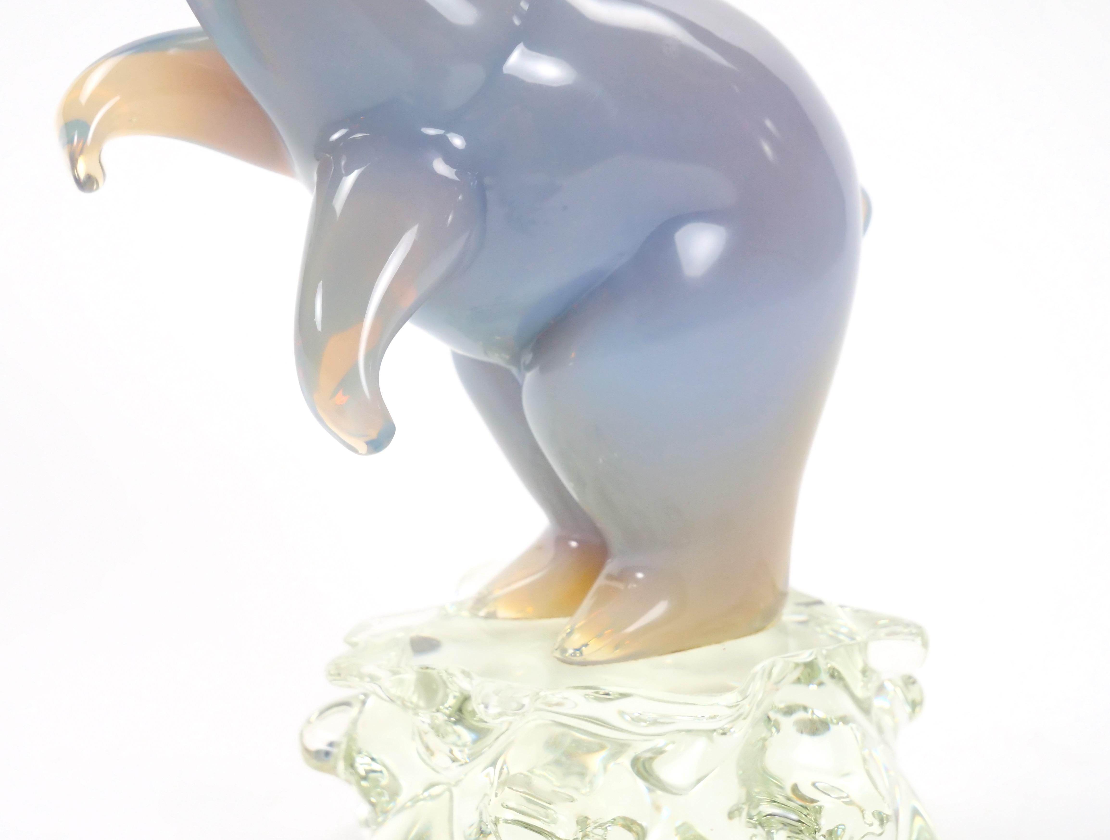 Scultura decorativa in vetro soffiato e lucite di un polare in piedi, realizzata a mano. in vendita 1