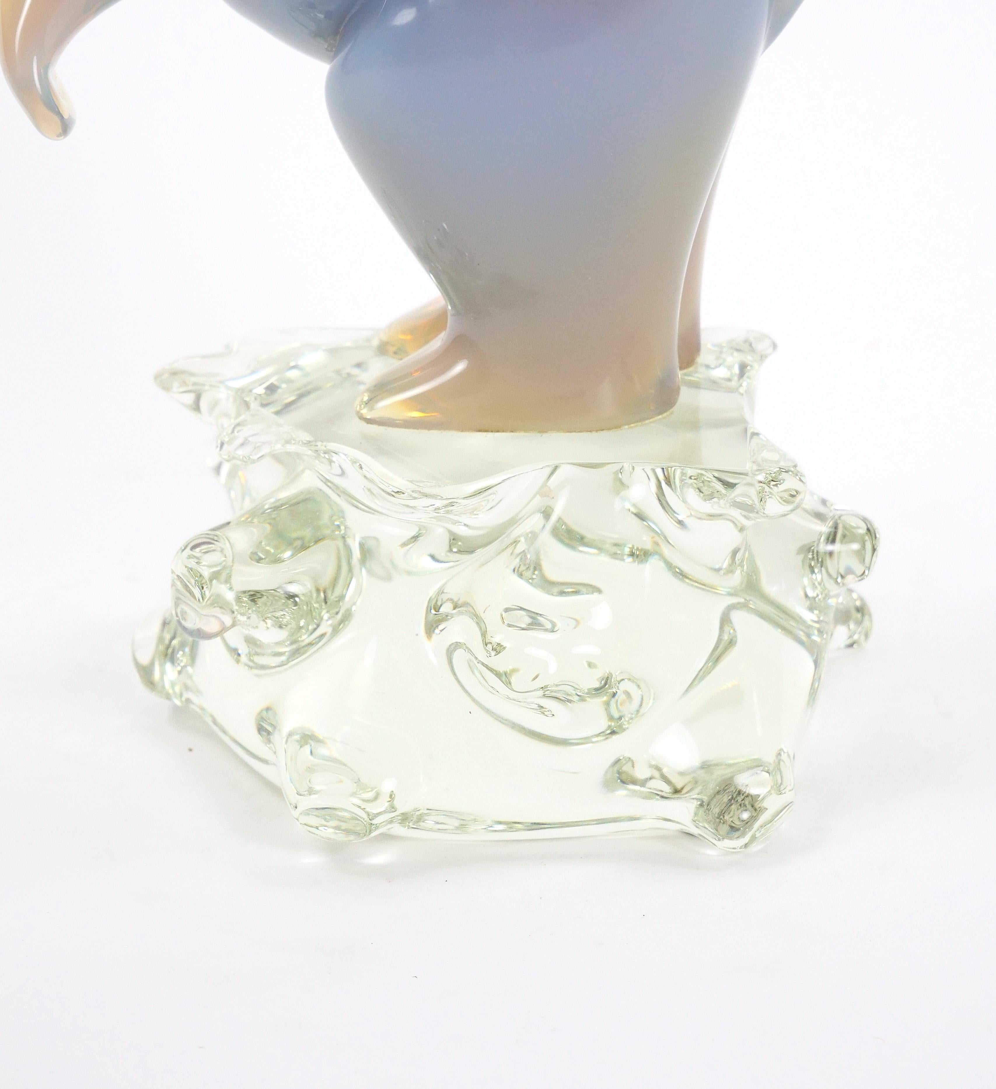 Scultura decorativa in vetro soffiato e lucite di un polare in piedi, realizzata a mano. in vendita 2