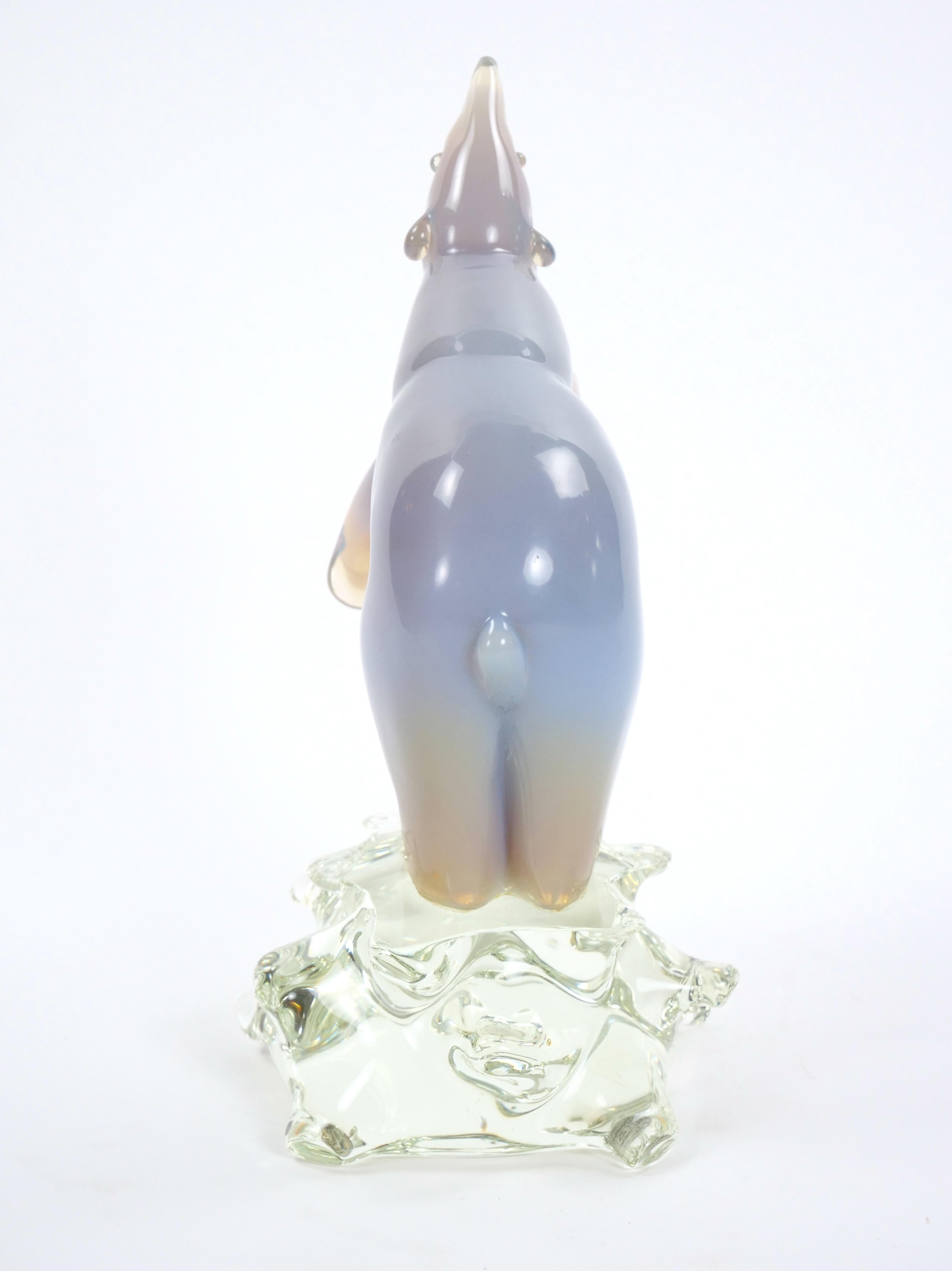 Scultura decorativa in vetro soffiato e lucite di un polare in piedi, realizzata a mano. in vendita 3