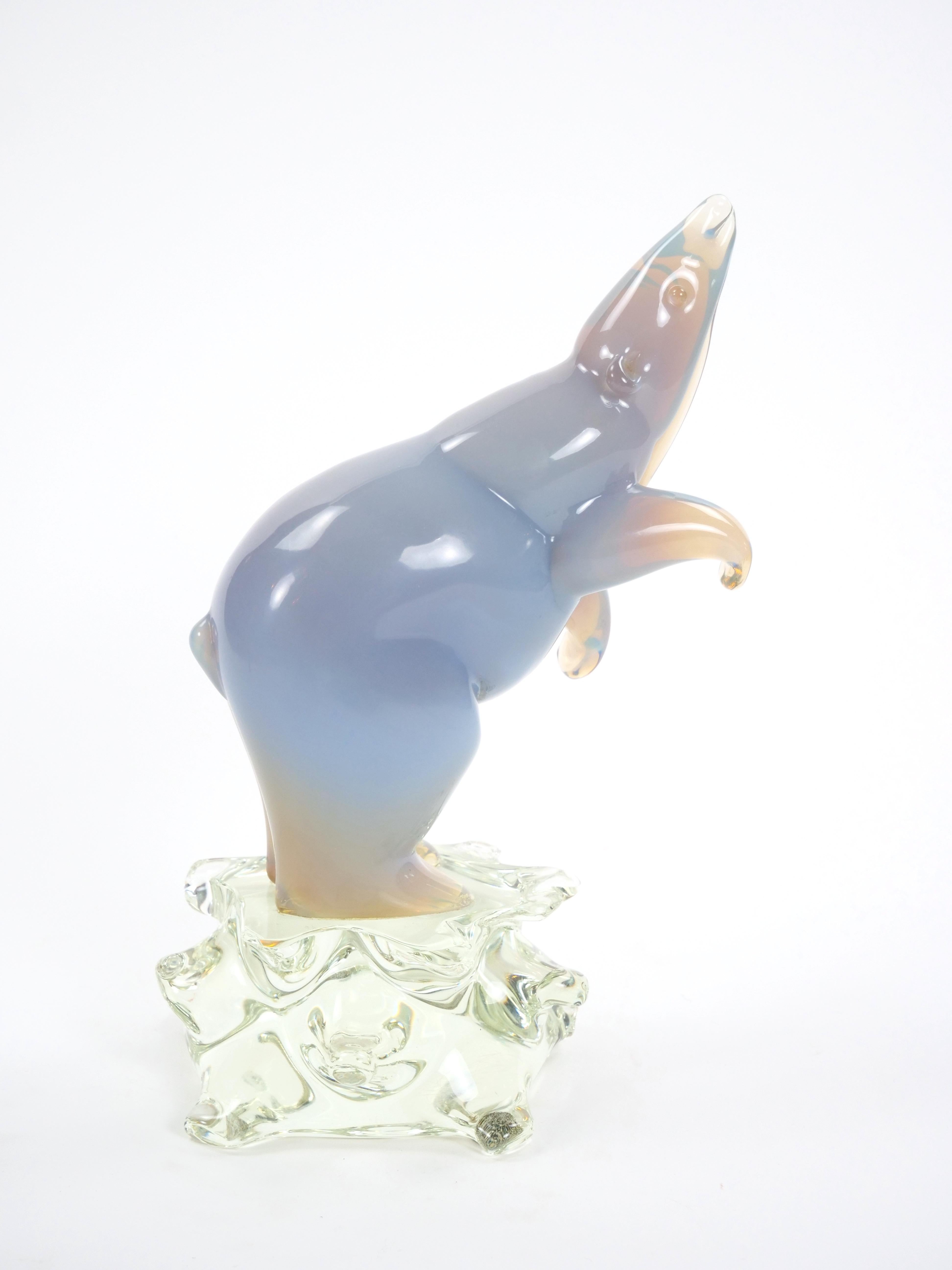 Scultura decorativa in vetro soffiato e lucite di un polare in piedi, realizzata a mano. in vendita 4