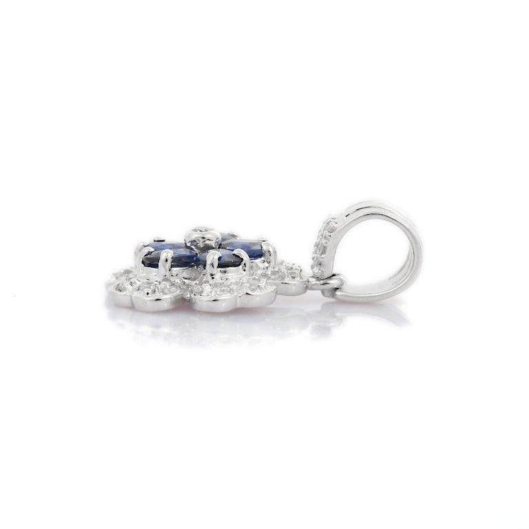 Handgefertigter Blumenanhänger mit blauem Saphir und Diamanten aus massivem 18k Weißgold Damen im Angebot
