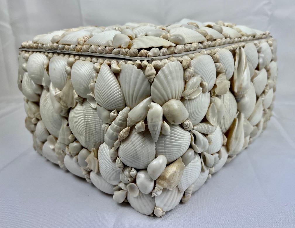 Coquillage Boîte fabriquée à la main avec tout un motif de coquillages naturels blancs, à charnière