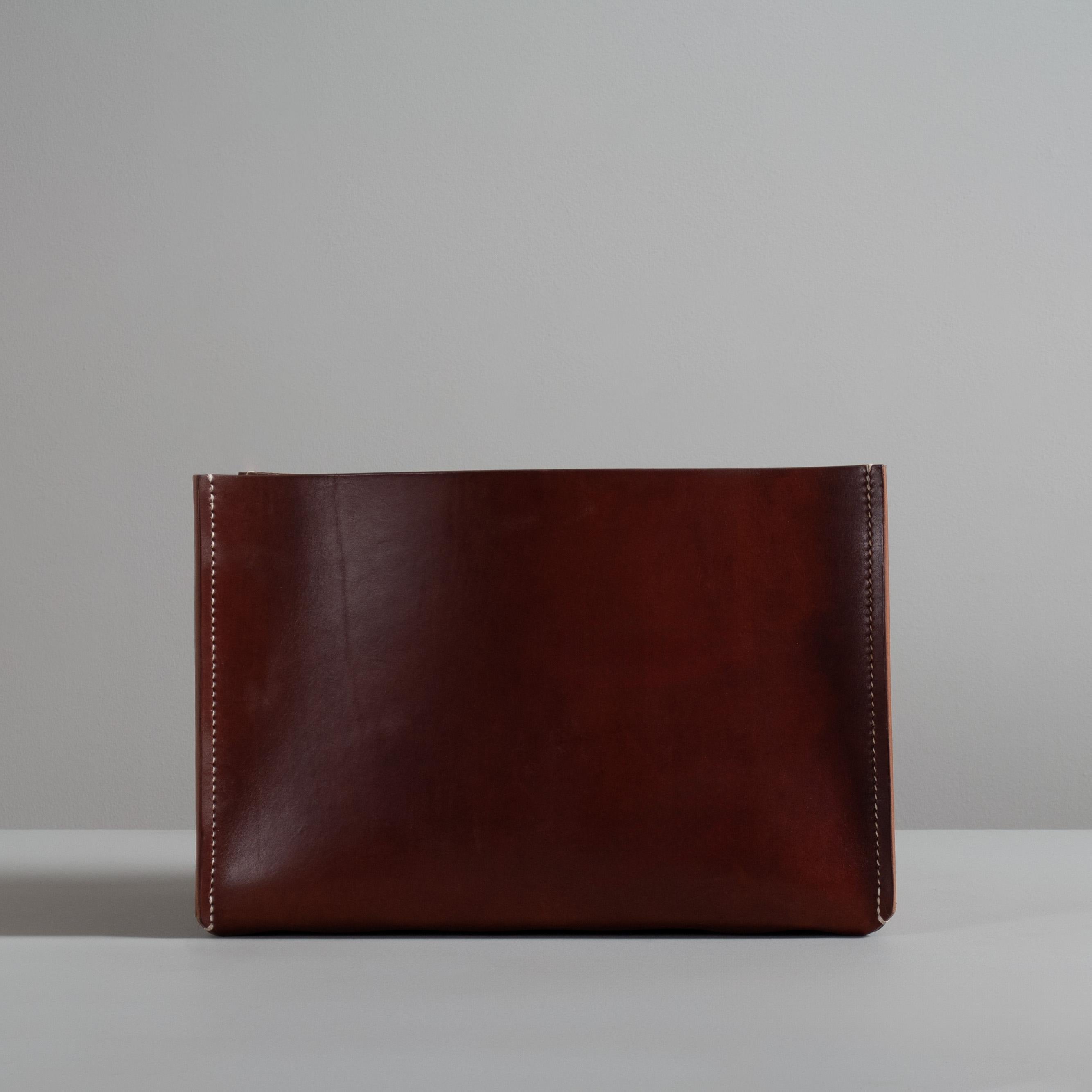 Modern Handcrafted Brown English Leather & Oak Box For Sale