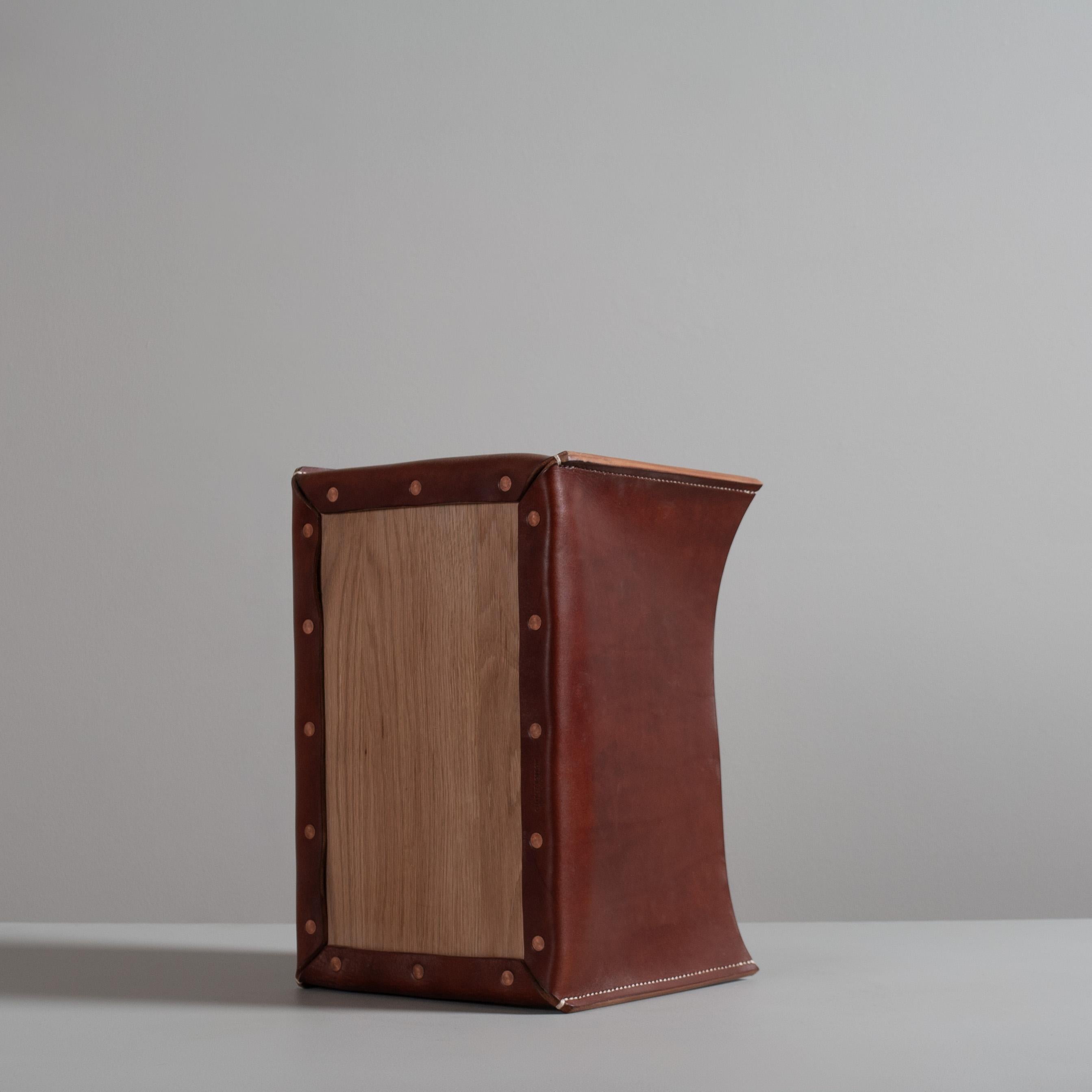 Handcrafted Brown English Leather & Oak Box For Sale 1