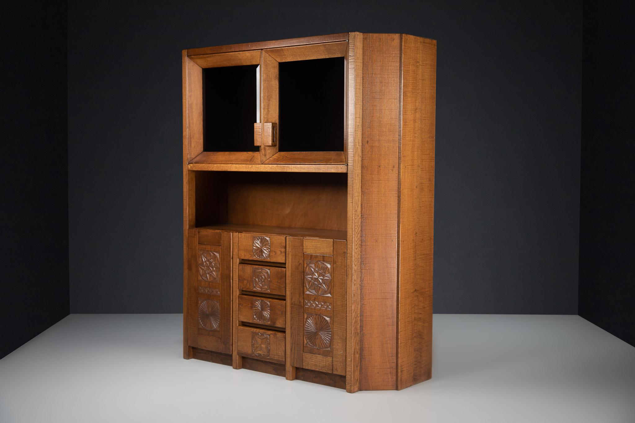 Hand crafted Brutalist Giuseppe Rivadossi glazed cabinet in oak Italy, the 1970s.

A superb oak glazed cabinet by the Italian sculptor and designer Giuseppe Rivadossi, featuring a high level of craftsmanship in woodwork. The lower part has