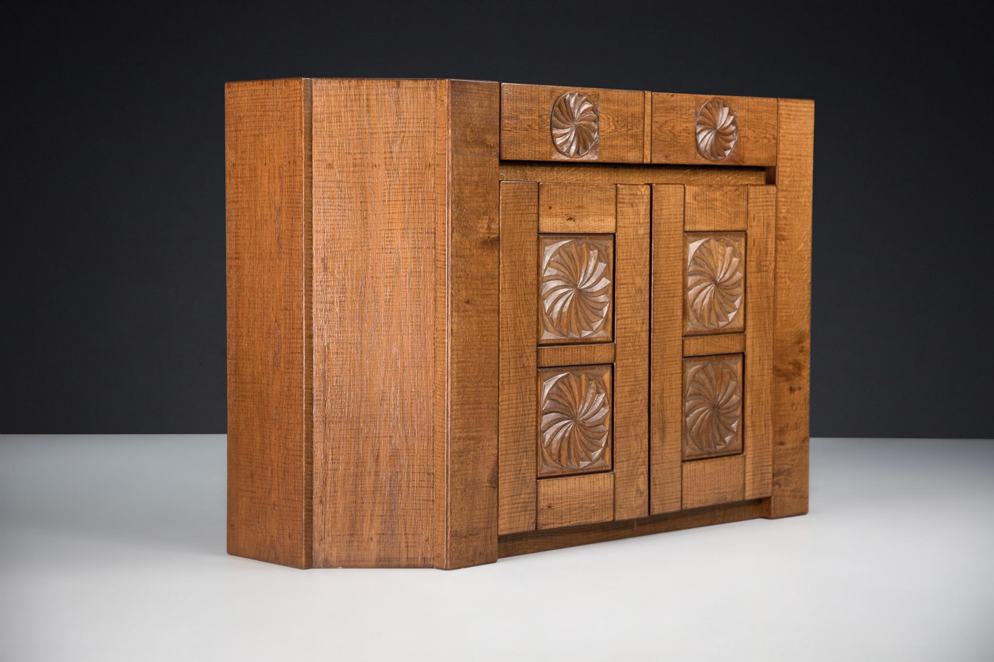 Hand crafted Brutalist Giuseppe Rivadossi sideboard in oak Italy, the 1970s.

A fantastic oak sideboard by the Italian sculptor and designer Giuseppe Rivadossi featured a high level of craftsmanship in woodwork. This sideboard featured contains a
