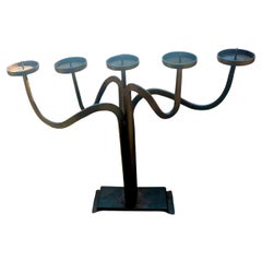 Coppia di candelabri brutalisti in ferro lavorati a mano con 5 portacandele